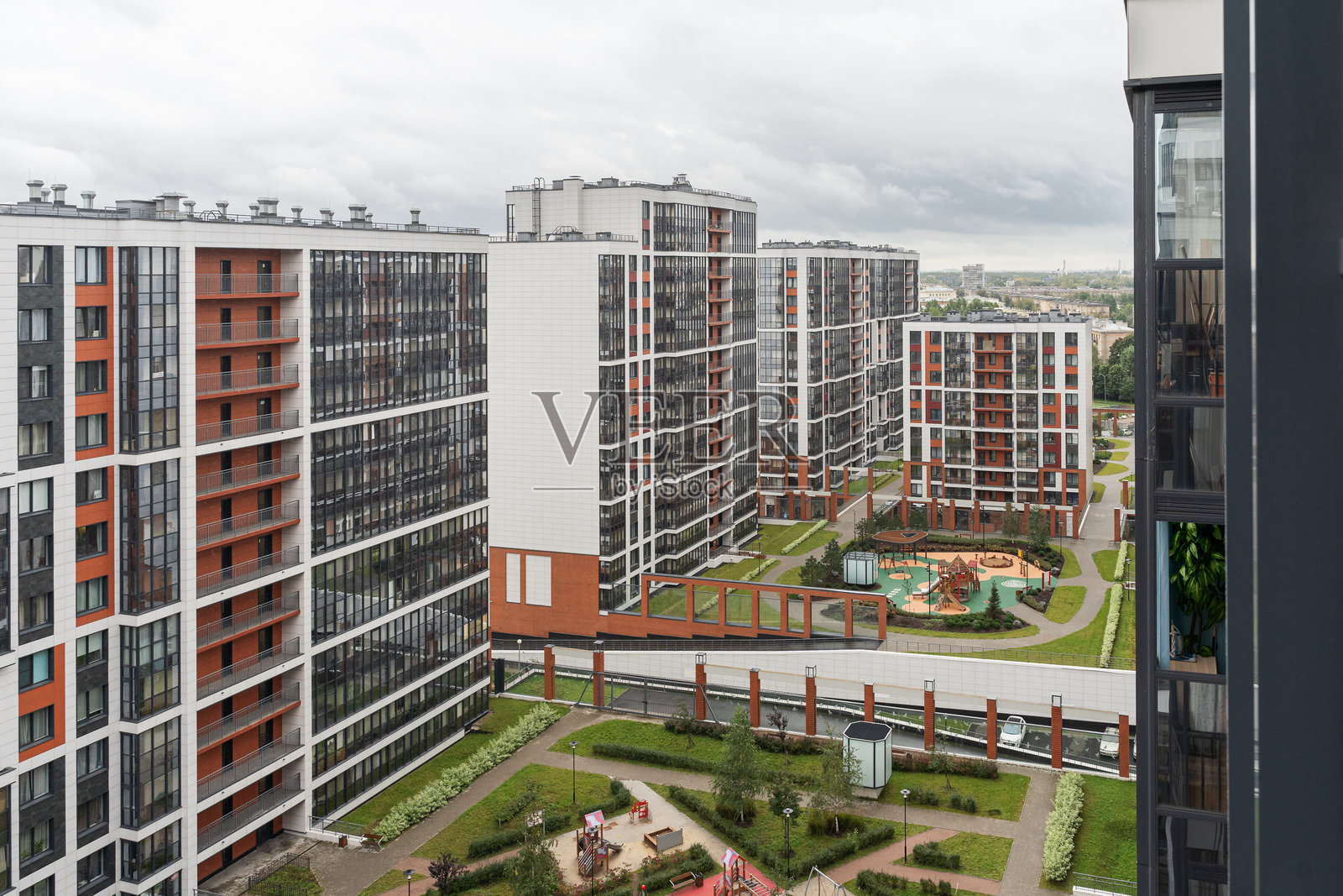 从高处俯瞰城市。多层建筑与绿草坪。城市景观照片摄影图片