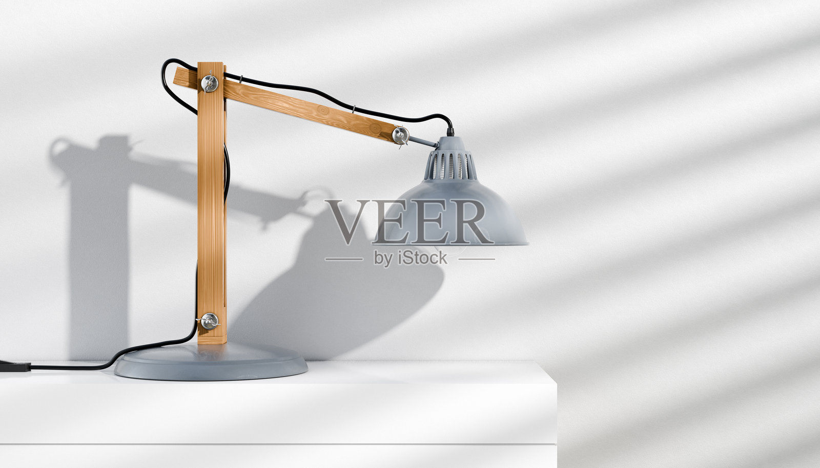 复古或复古风格的台灯,经典木制臂架配金属底座照片摄影图片