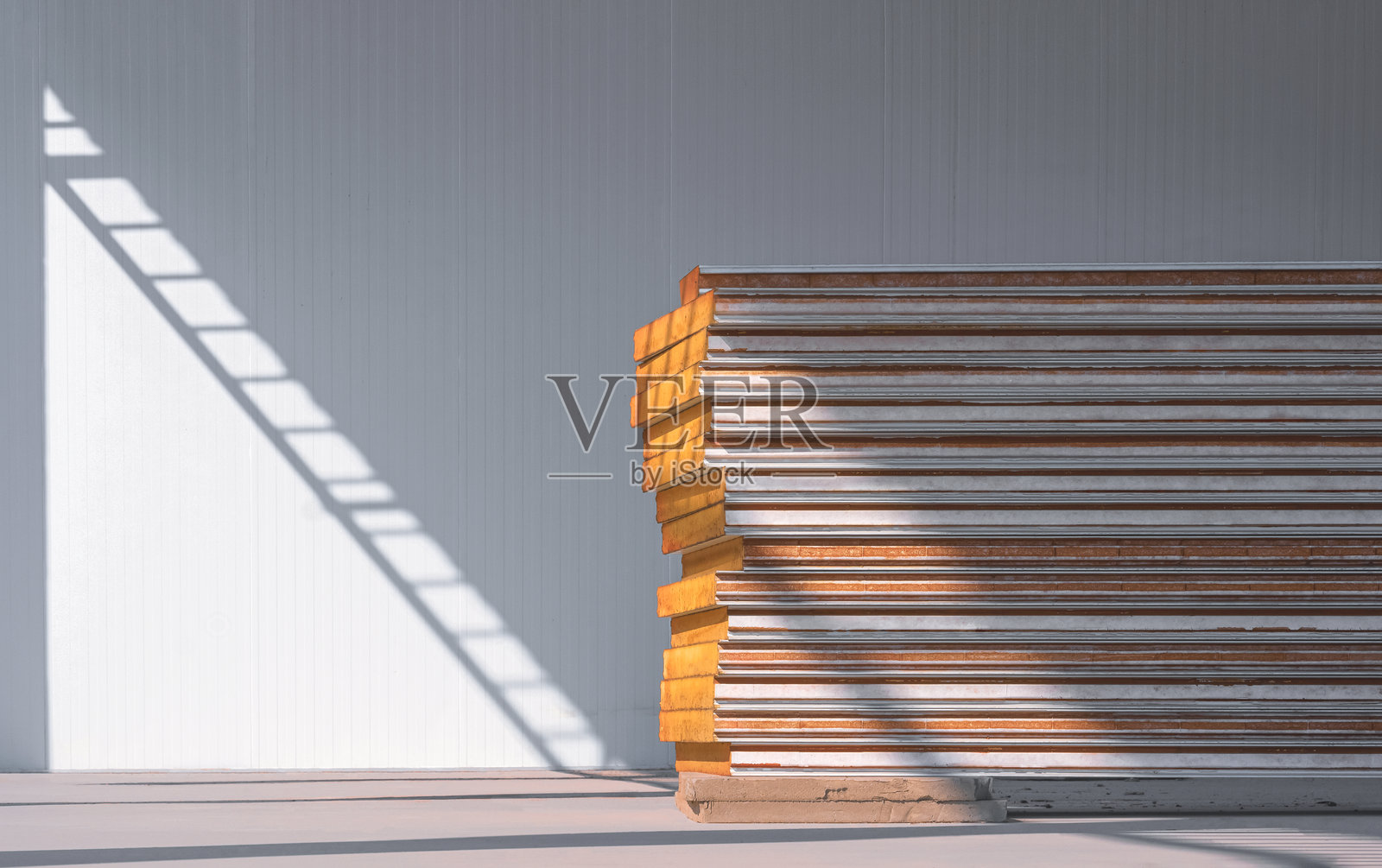 冷藏库前的地面上堆放着隔热 sandwich 板,位于冷冻仓库工业工地区域。照片摄影图片