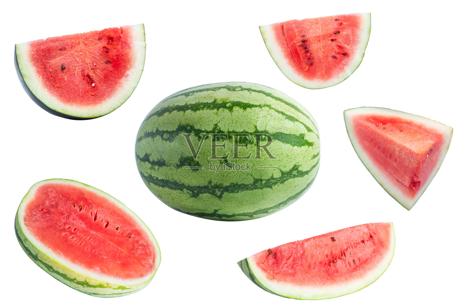 新鲜的整颗西瓜和切好的西瓜片展示在白色背景上。照片摄影图片