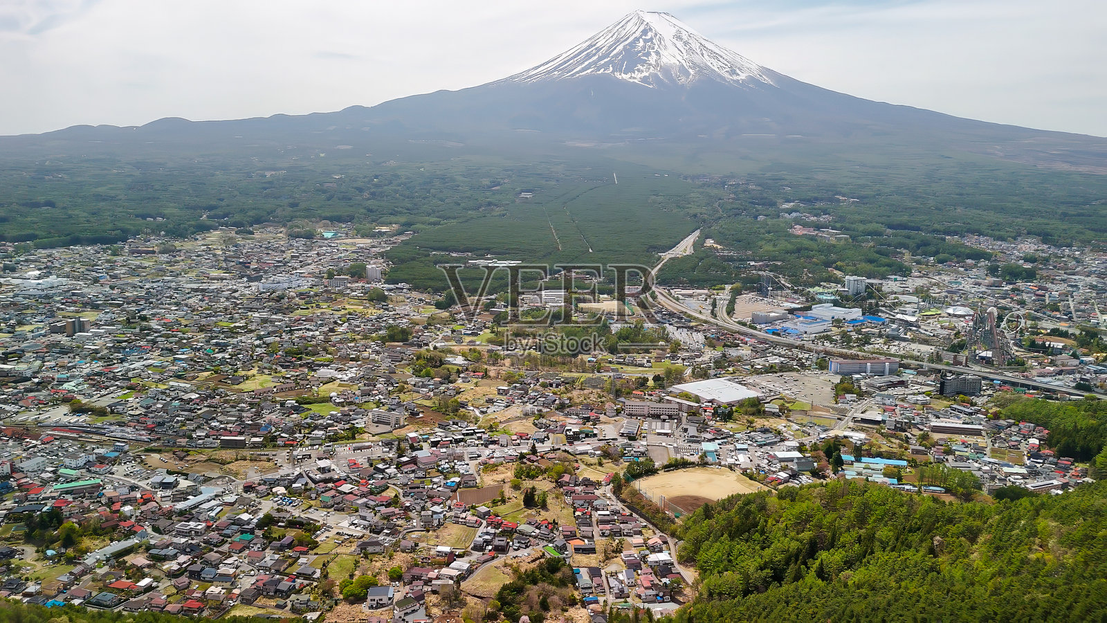 令人惊叹的河口湖全景与标志性的富士山俯瞰图照片摄影图片