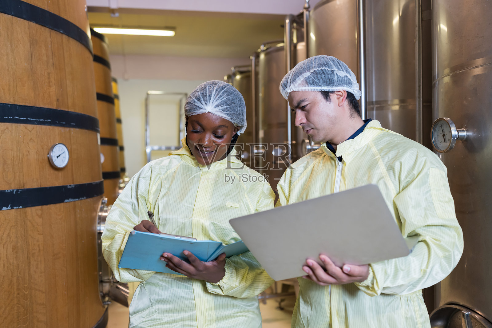 酿酒师在酒厂检查发酵过程的质量照片摄影图片