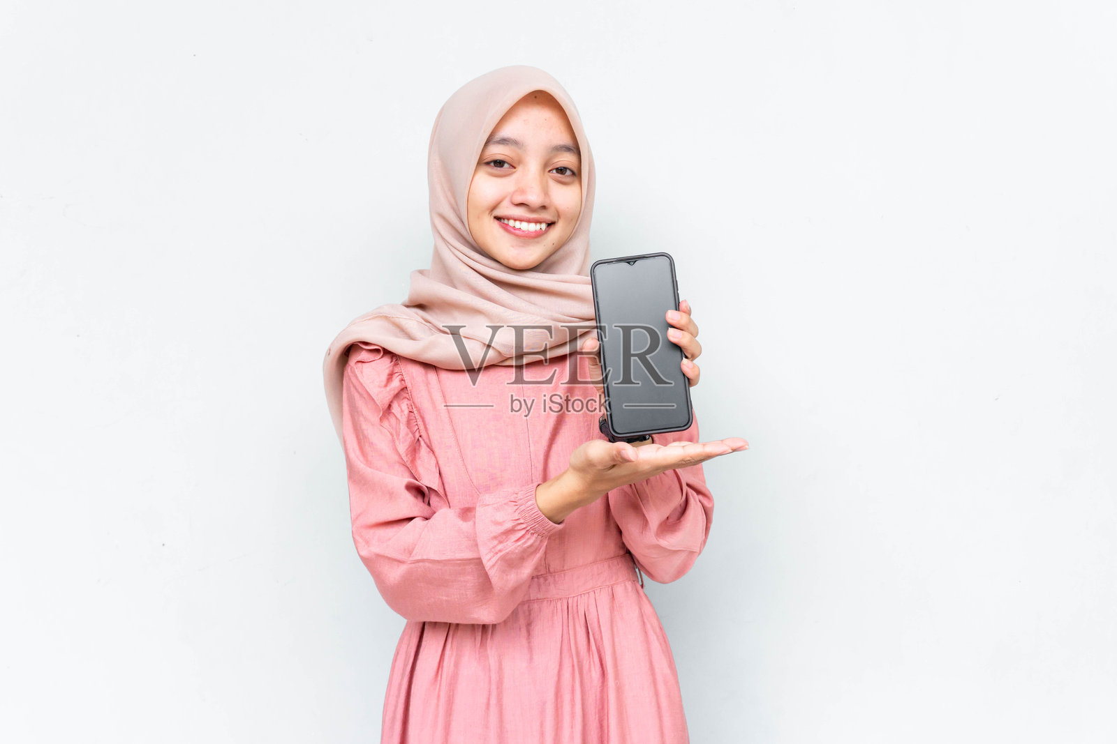 快乐美丽的年轻亚洲女性展示空白屏幕的手机。照片摄影图片