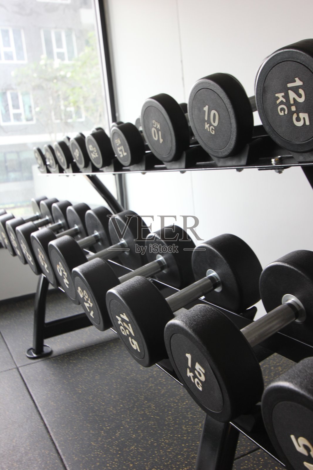 健身房内一排不同重量的黑色哑铃照片摄影图片