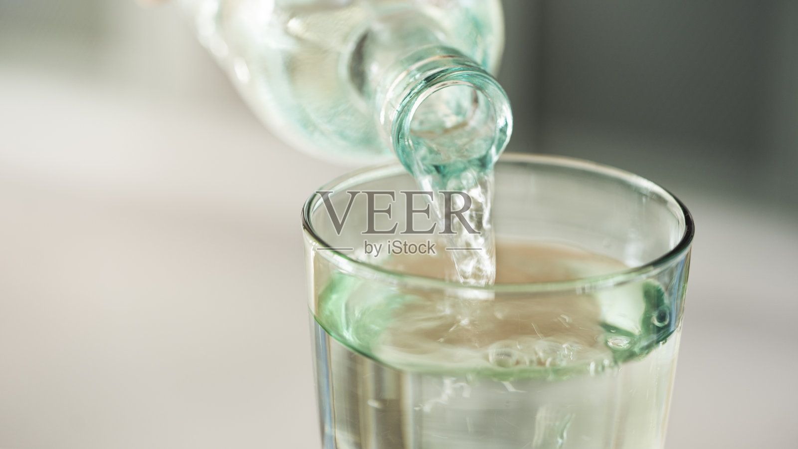 饮水以保持健康生活照片摄影图片