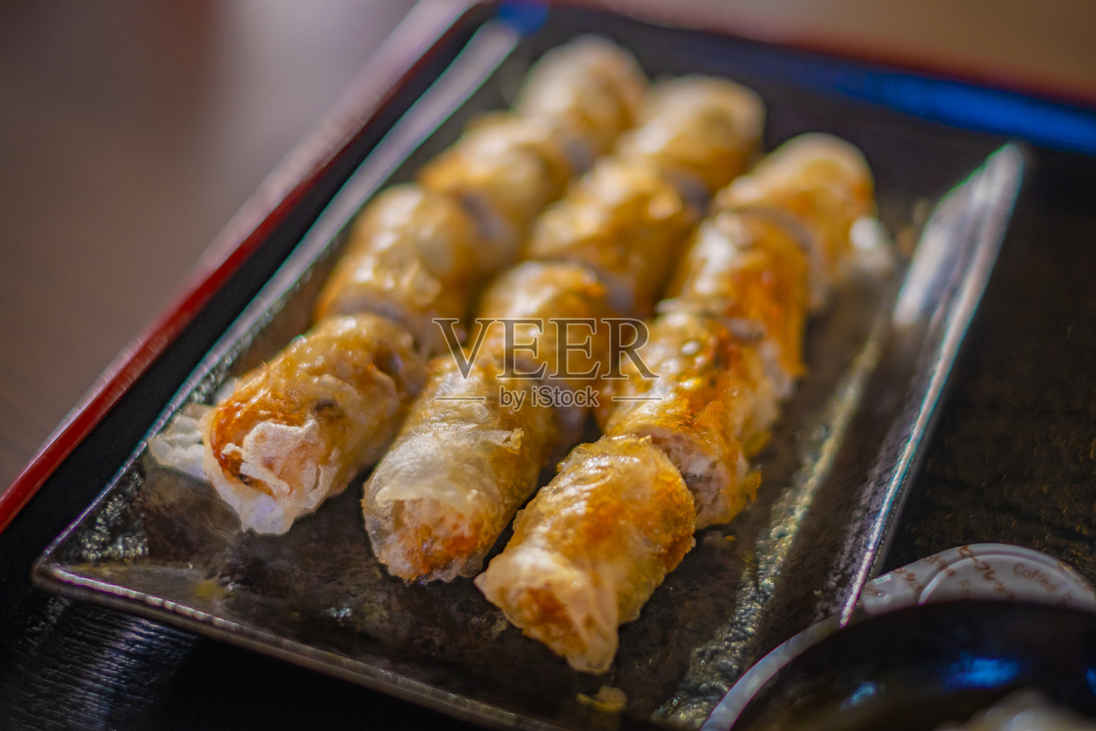 春卷。照片摄影图片