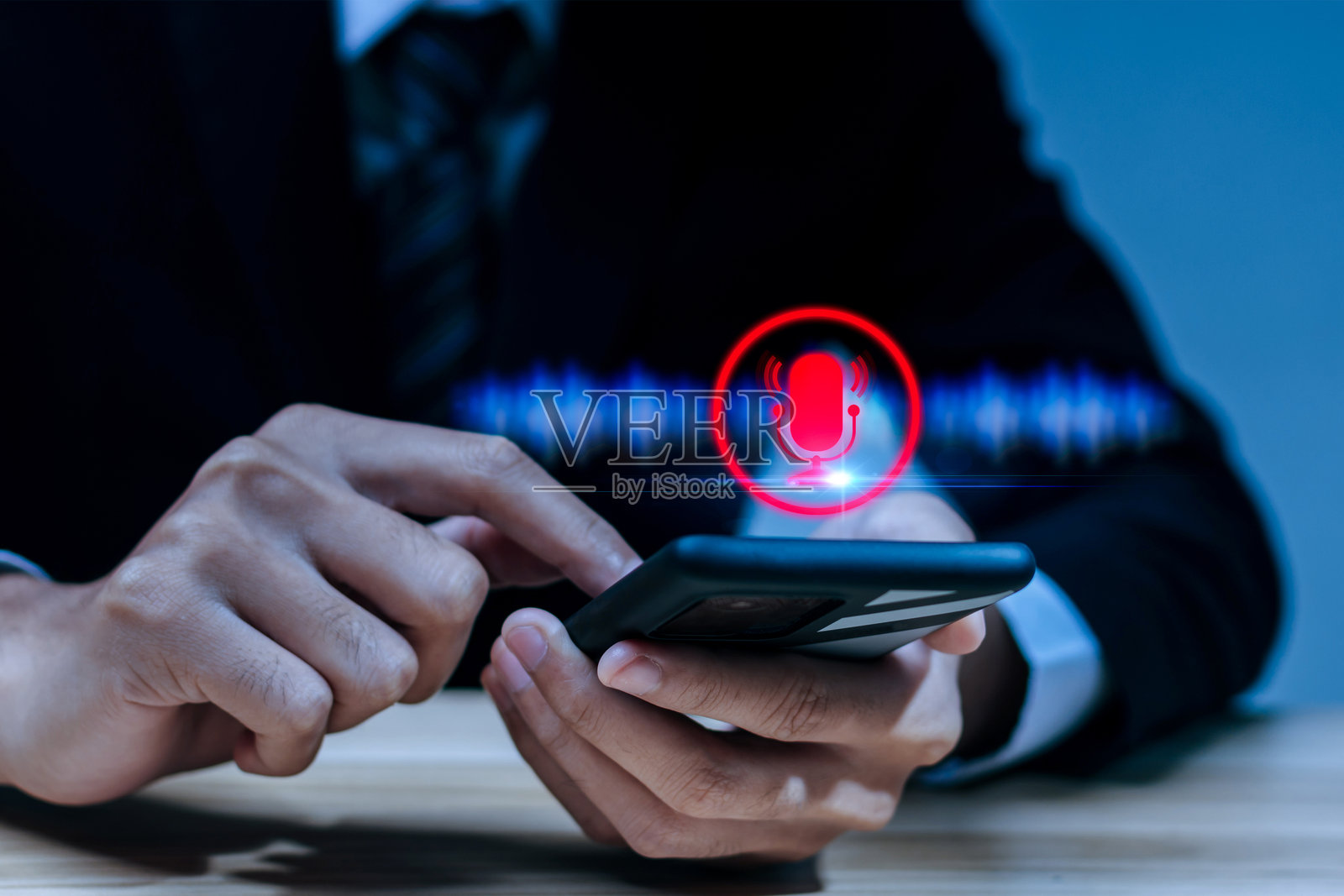 语音识别。商务人士手触摸手机上的麦克风图标,语音录制,电话营销,语音控制,人工智能,互联网网络技术概念照片摄影图片