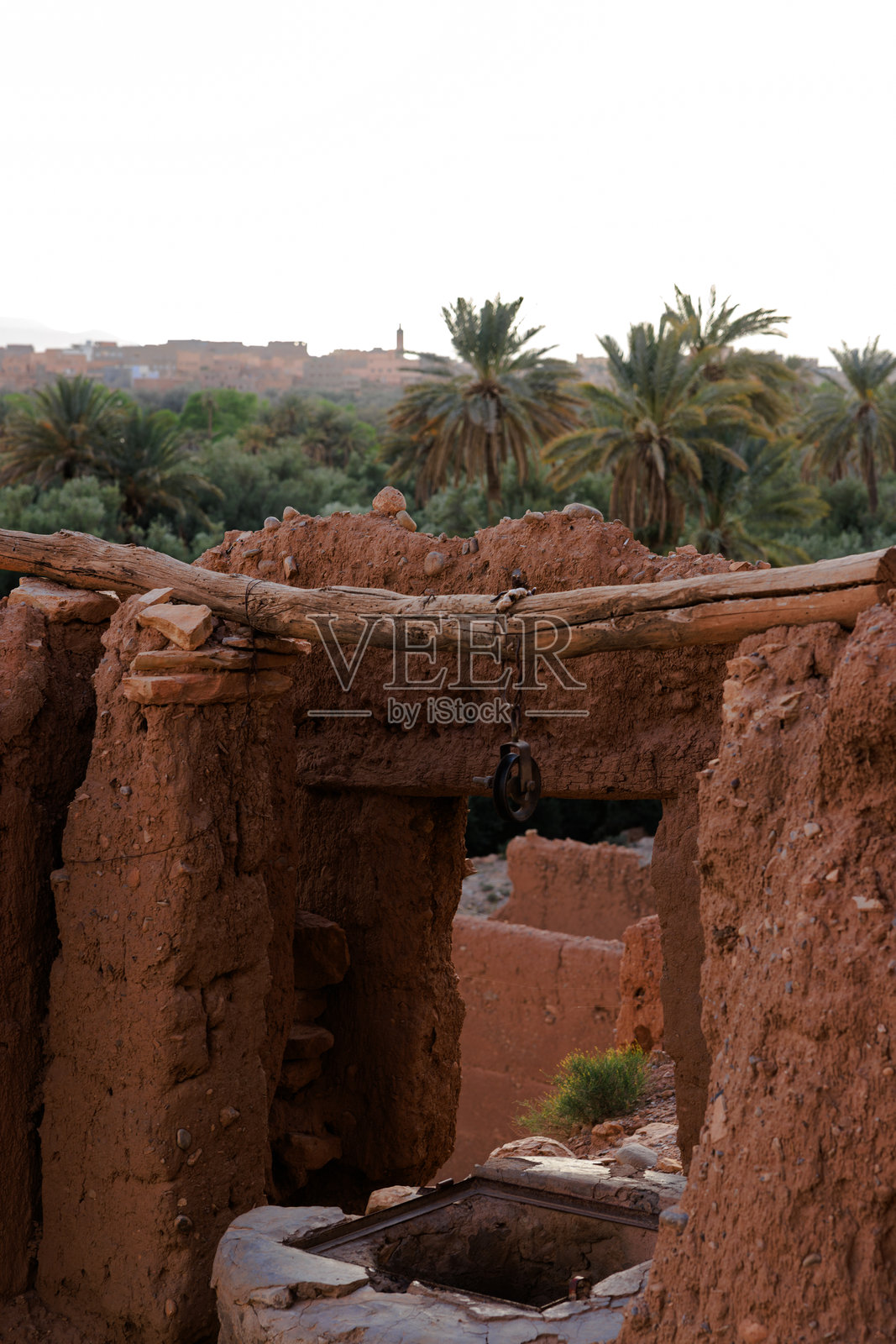 摩洛哥廷希尔棕榈林上方的废弃土坯建筑照片摄影图片