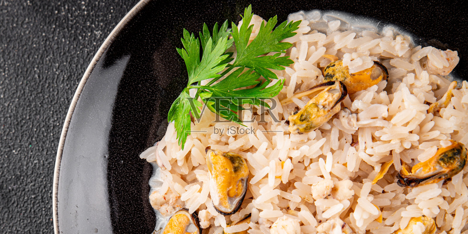 海鲜米饭意大利烩饭,包含贻贝、虾、对虾、海螺和鱿鱼,清新美味的美食背景,桌面上的乡村风格美食俯视图,留白空间。照片摄影图片