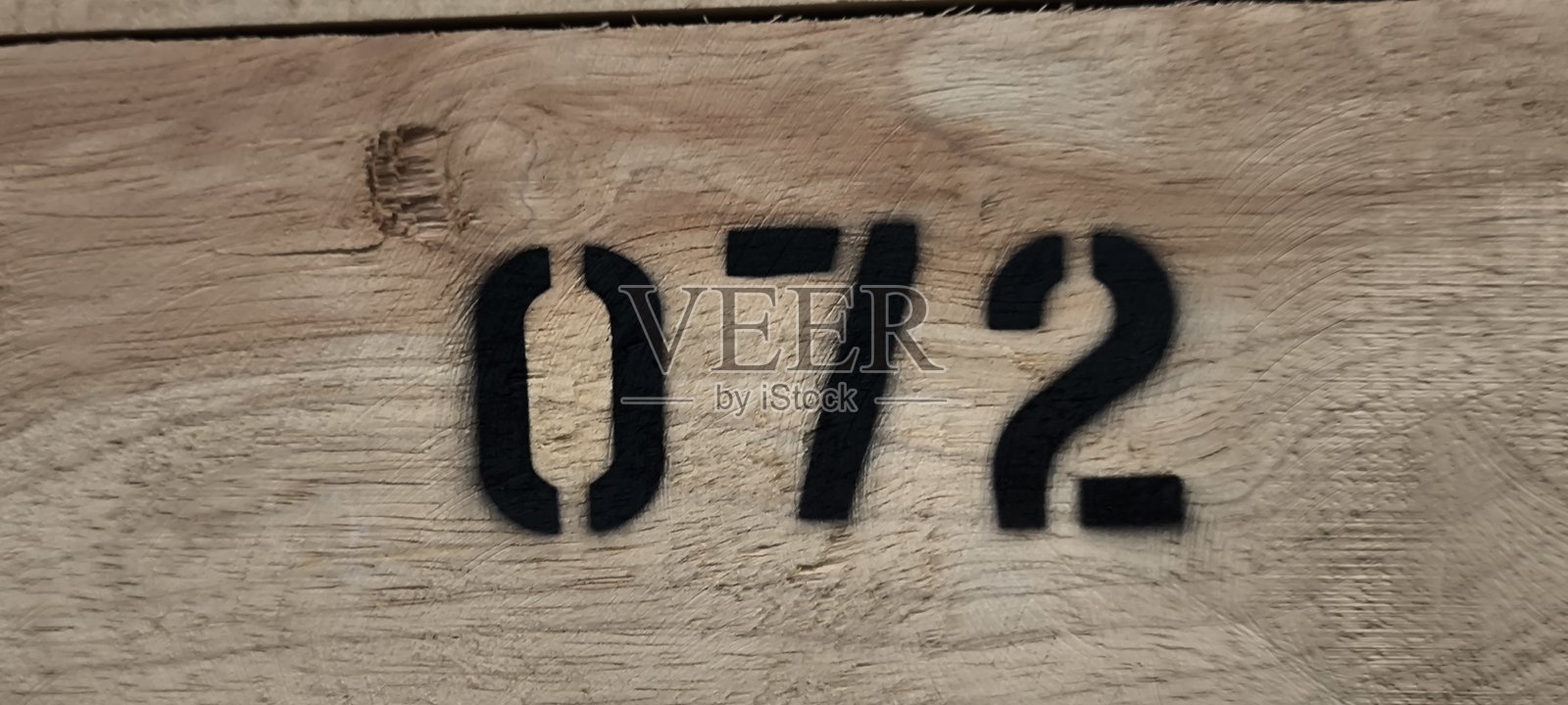 数字072用黑色喷漆喷涂在木头上照片摄影图片