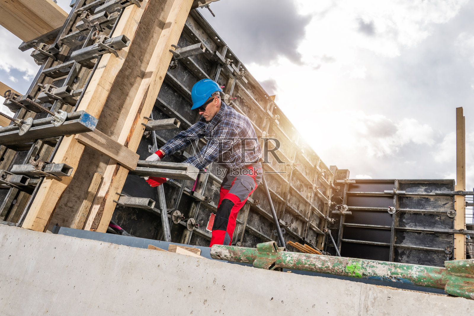 建筑工人在工地上制作混凝土模板照片摄影图片