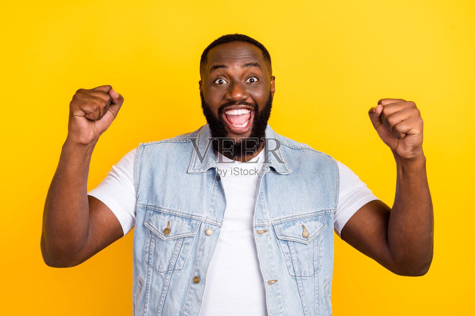 吸引人的幸运快乐男士在明亮的黄色背景下欢庆玩乐照片摄影图片