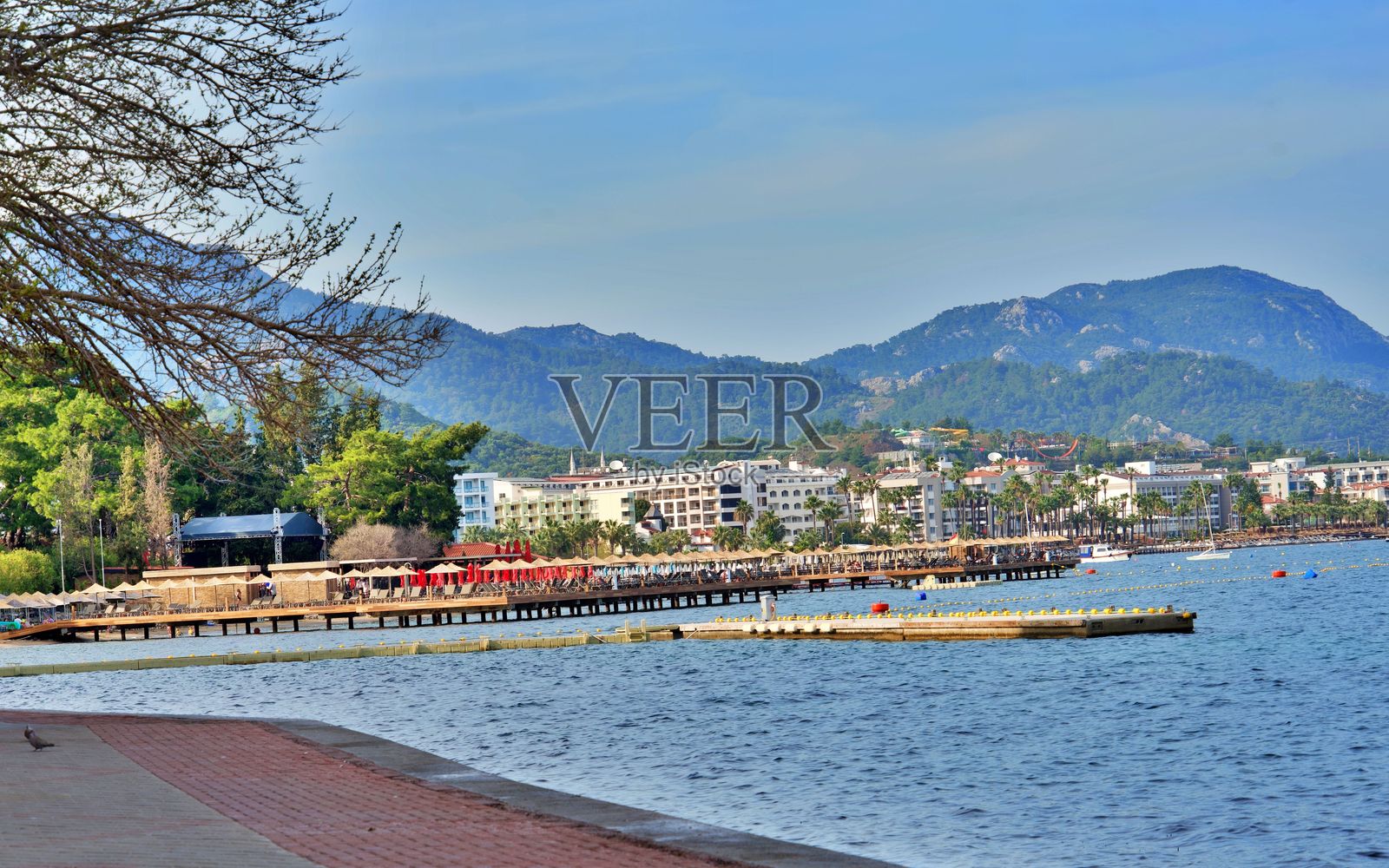 马尔马里斯的海滨小镇与山脉背景照片摄影图片