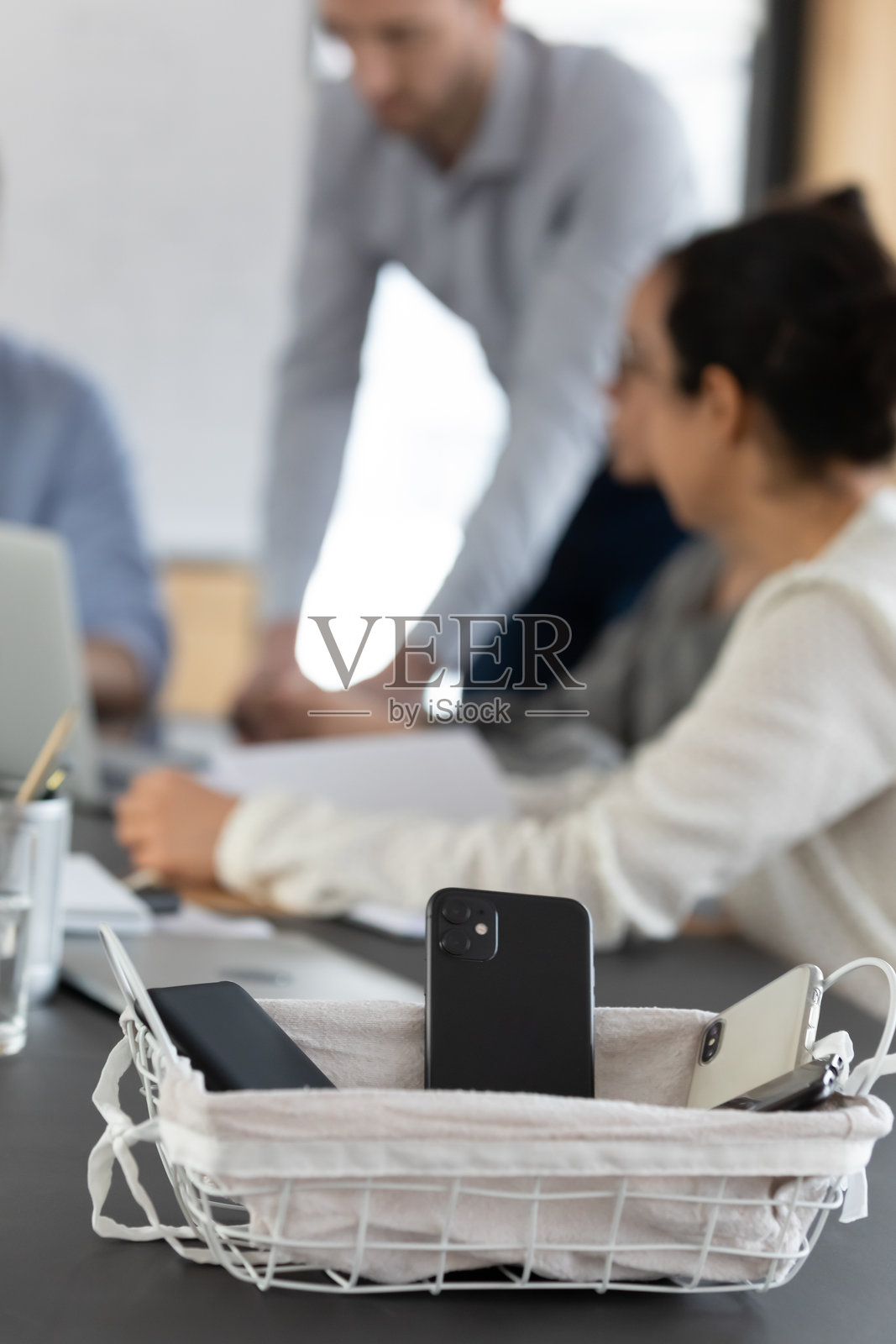 无手机区域。特写镜头中的手机容器照片摄影图片