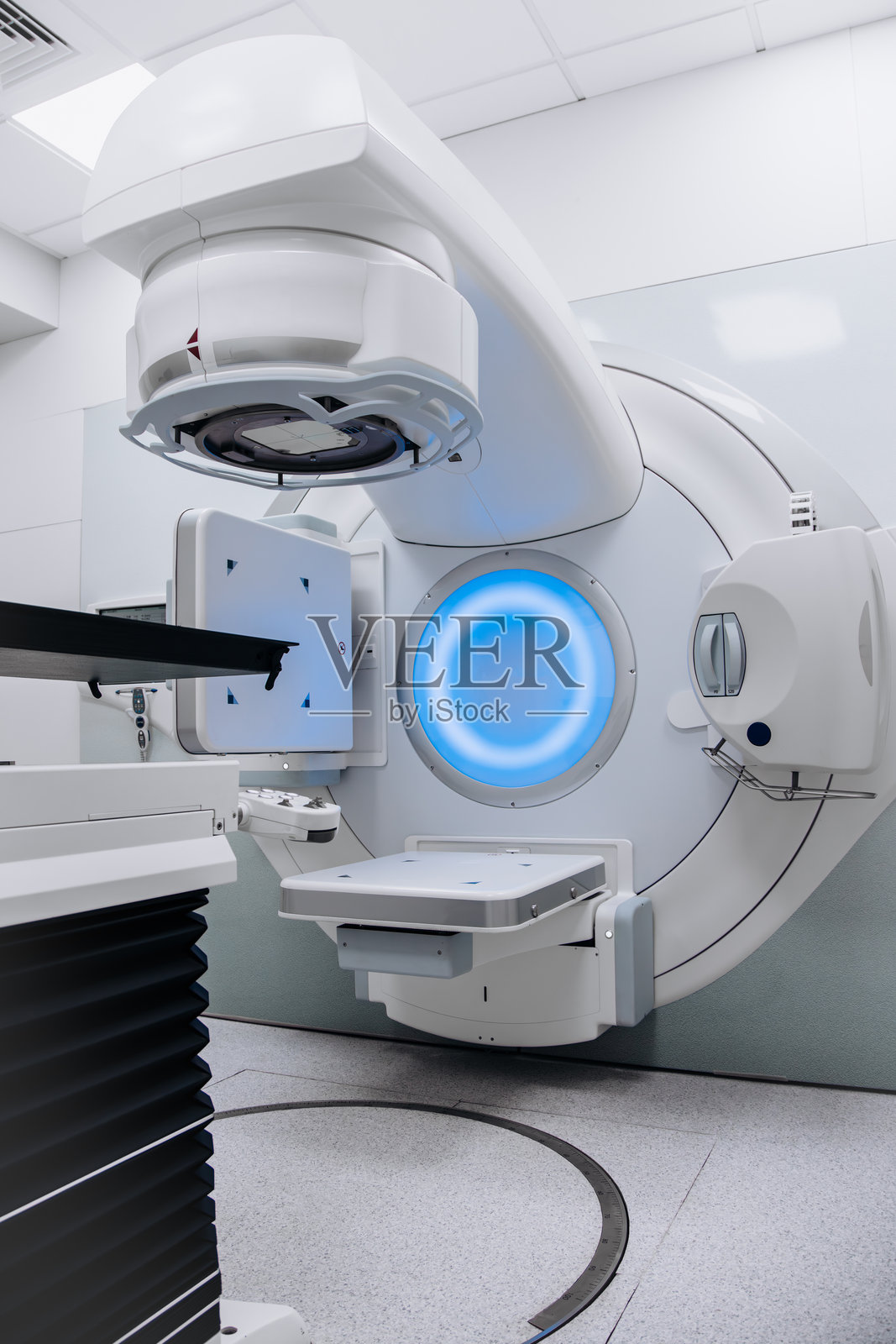 用于癌症患者治疗的先进医疗直线加速器。照片摄影图片