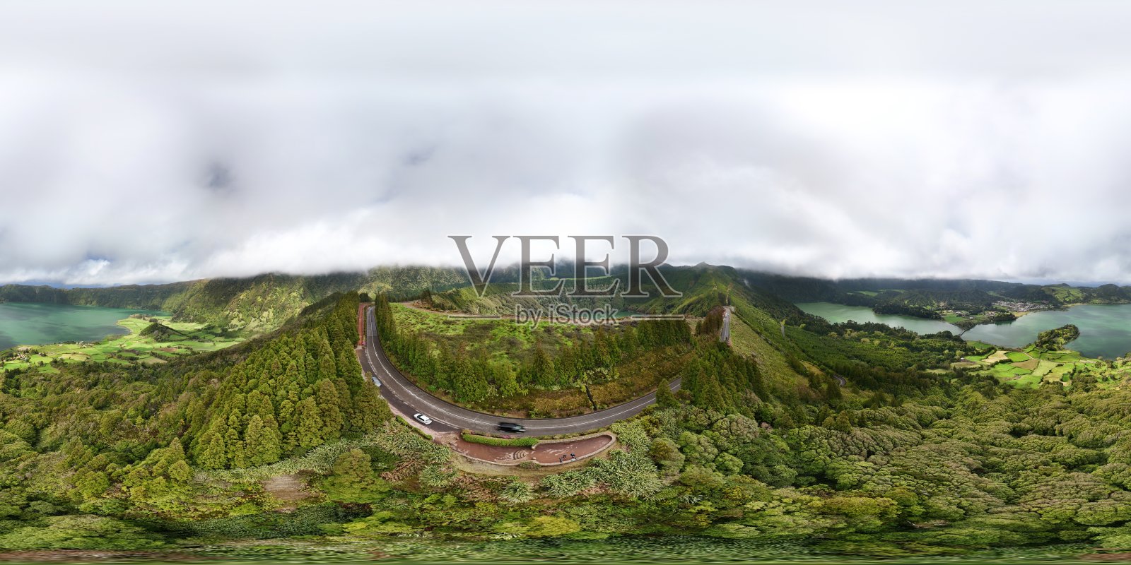 用无人机拍摄的亚速尔群岛圣米格尔岛的圣地亚哥湖360度航拍照片照片摄影图片