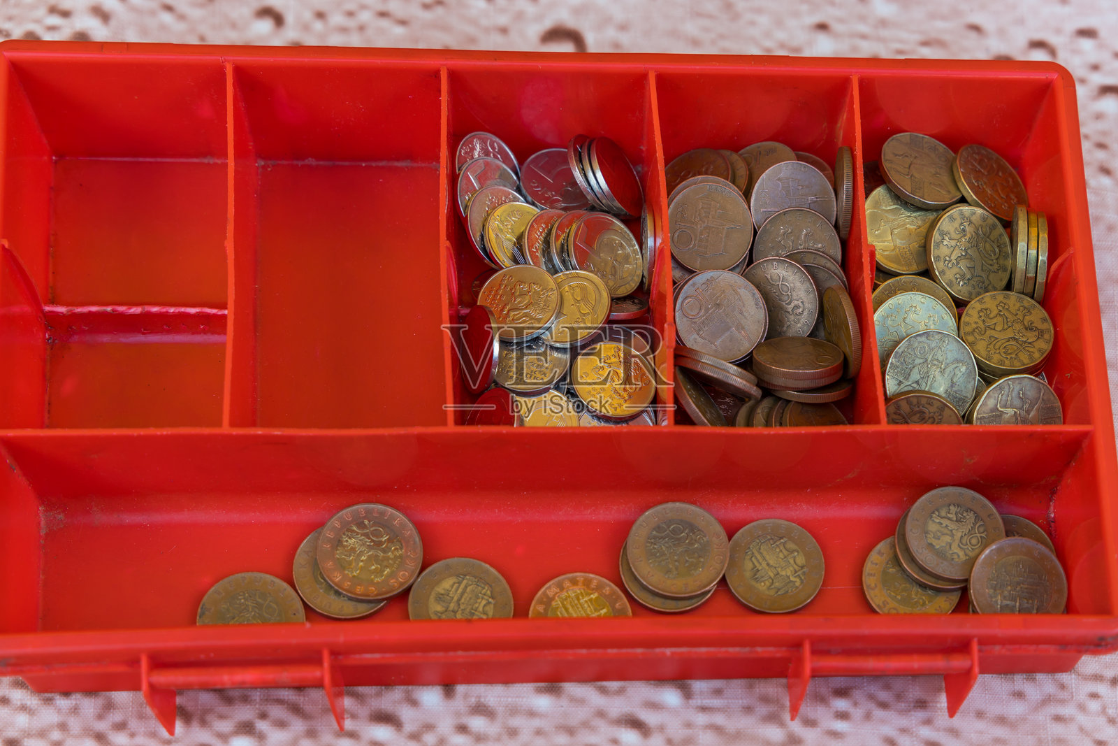 在市场上数小硬币照片摄影图片