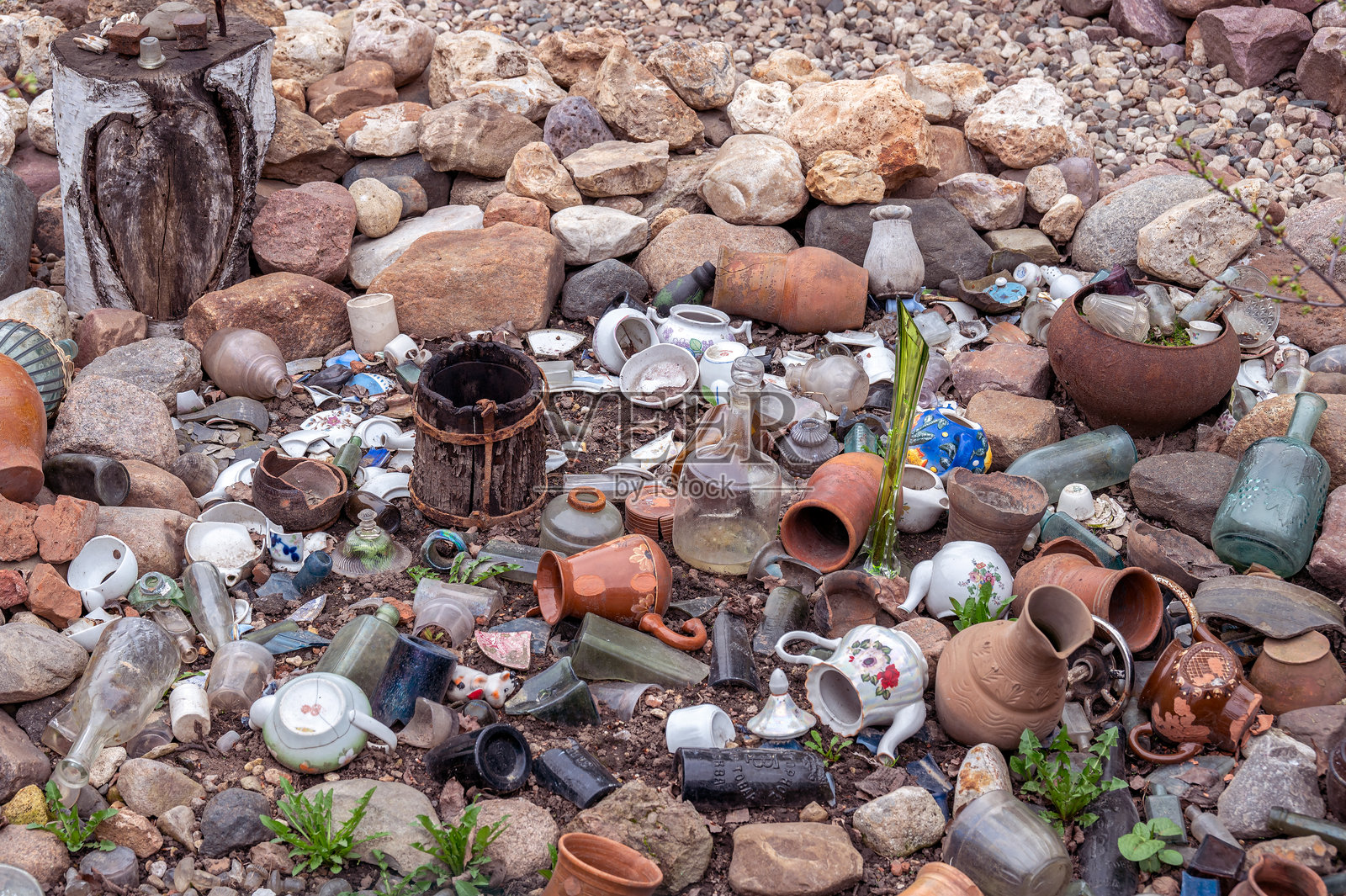 地面上的旧陶器及其碎片,作为抽象背景。景观设计概念。照片摄影图片