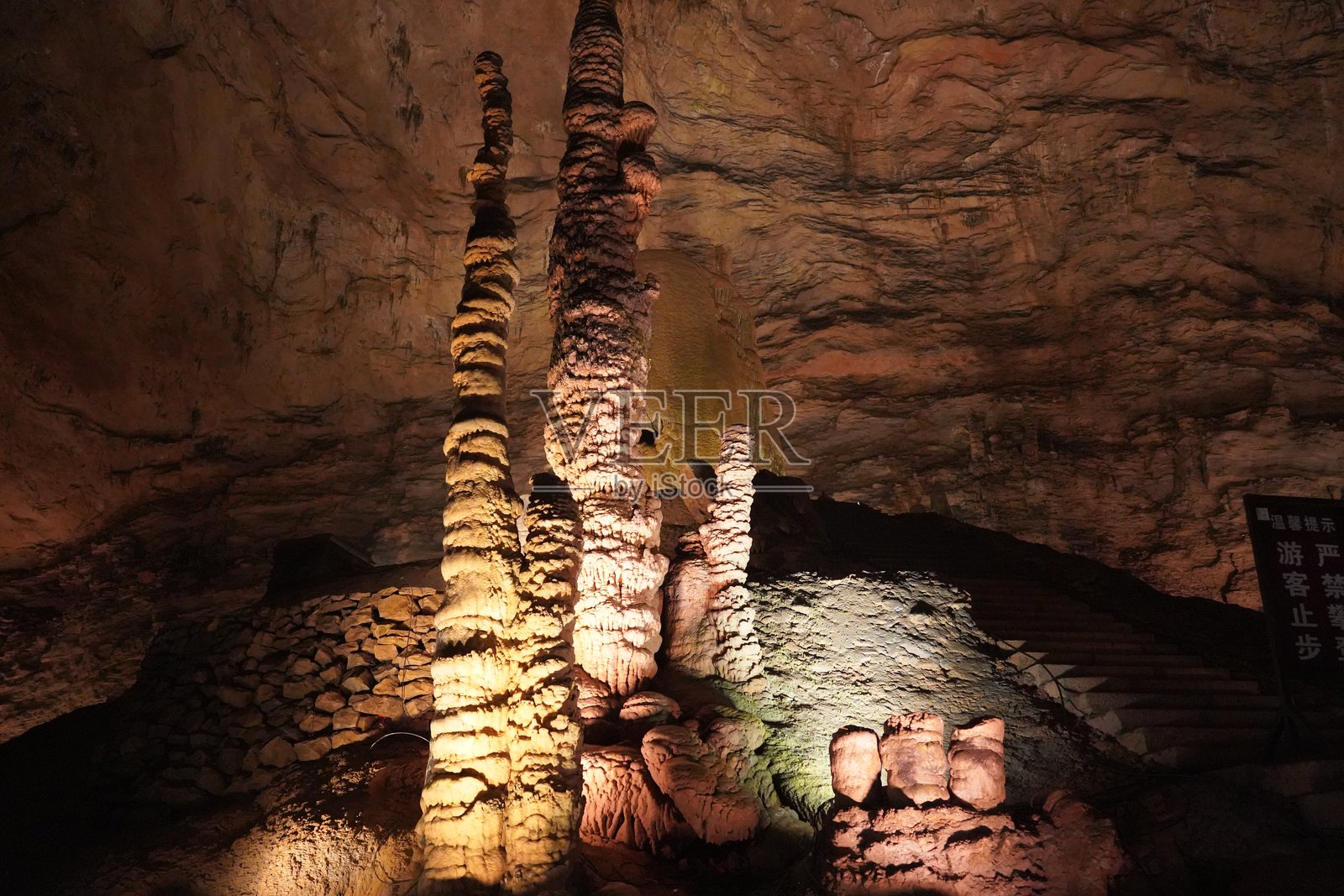 张家界黄龙洞内壮丽的钟乳石和石笋照片摄影图片