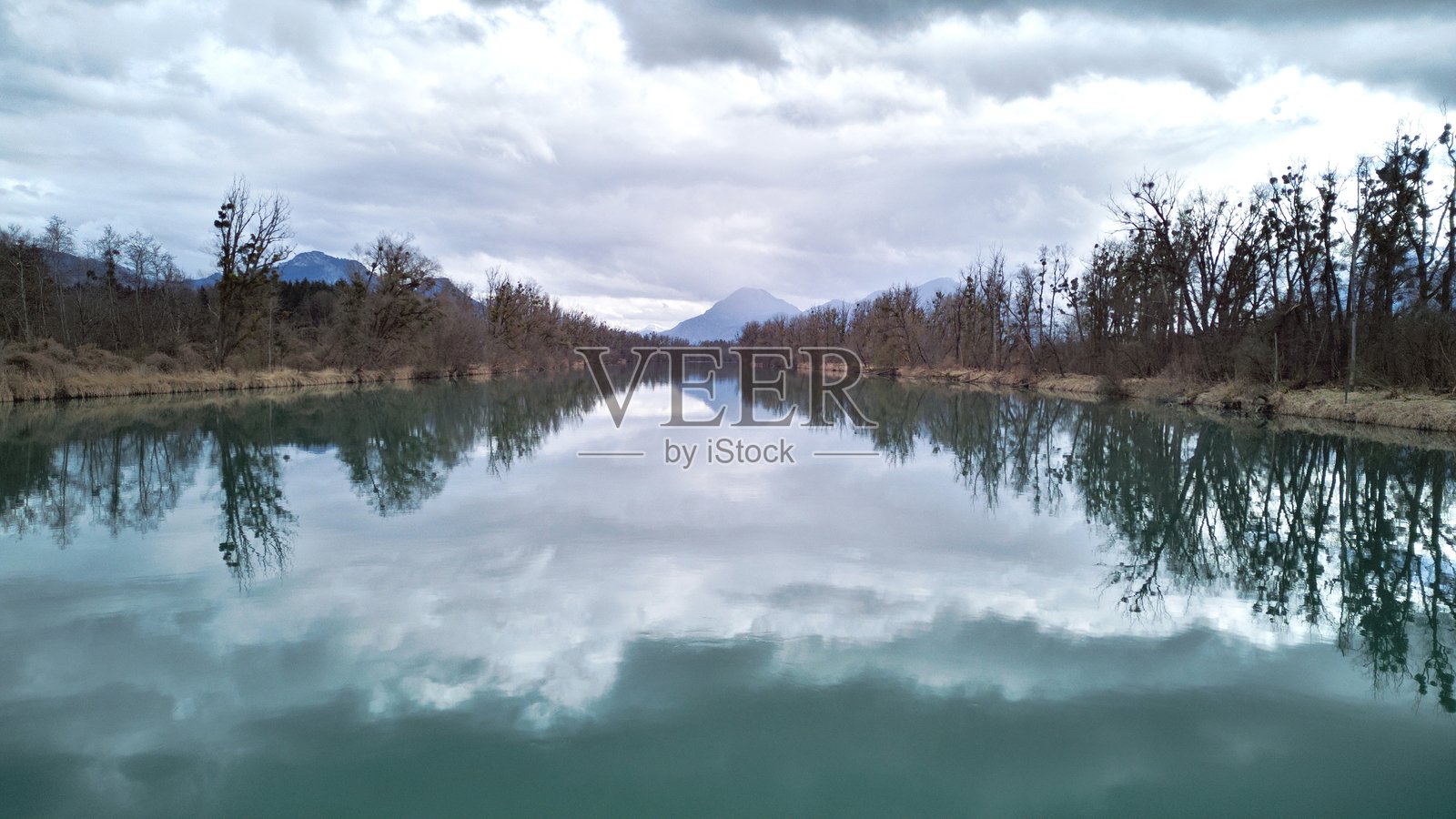 春天的巴伐利亚。山脉、阿尔卑斯山脚和河流的鸟瞰图照片摄影图片