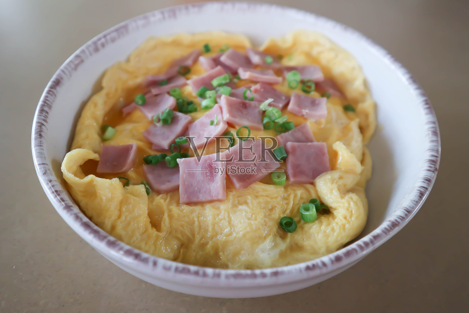 奶油煎蛋卷或煎蛋或煎蛋饼或火腿葱煎蛋照片摄影图片