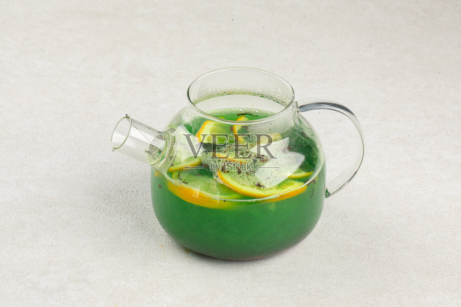 玻璃茶壶装着青柠薄荷茶照片摄影图片