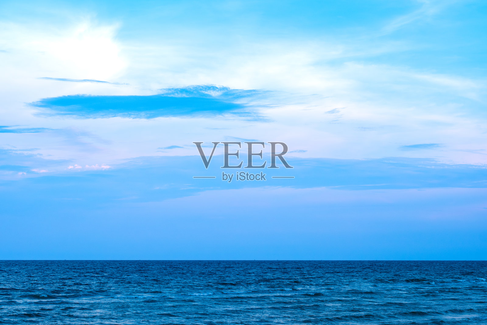 夏季假期概念的沙滩沙子背景。阳光照耀下的沙滩自然与夏季海水,闪闪发光的海水与蓝天形成对比。照片摄影图片