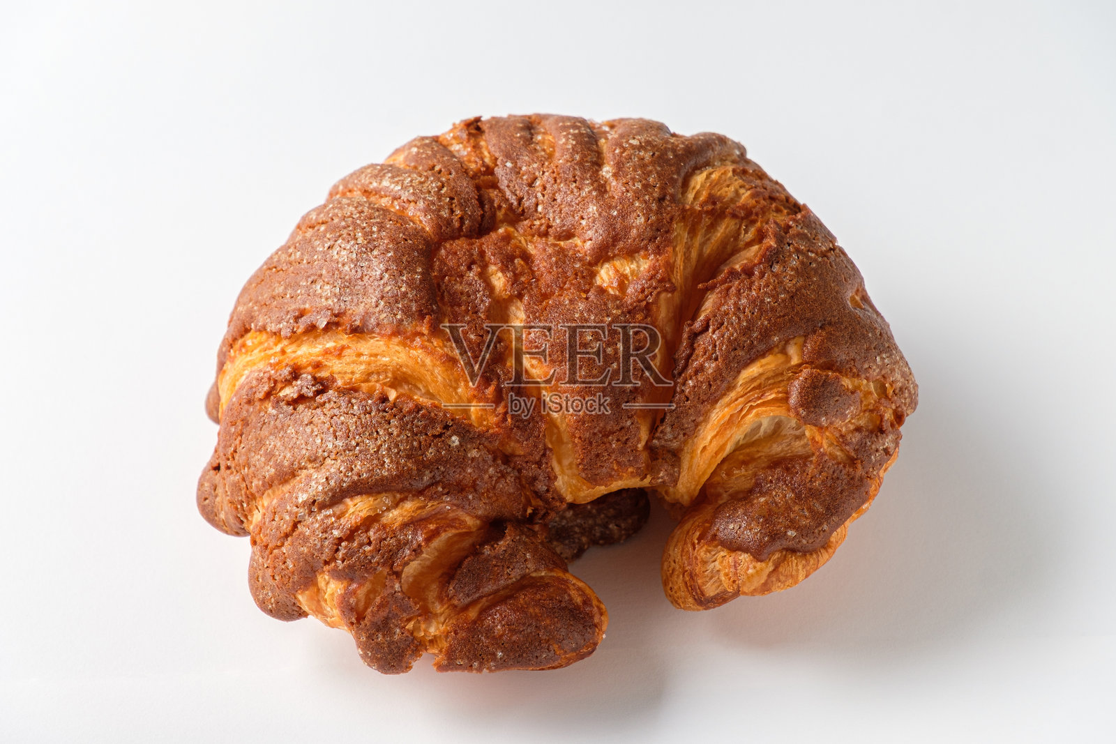 深棕色可颂面包在白色背景上照片摄影图片