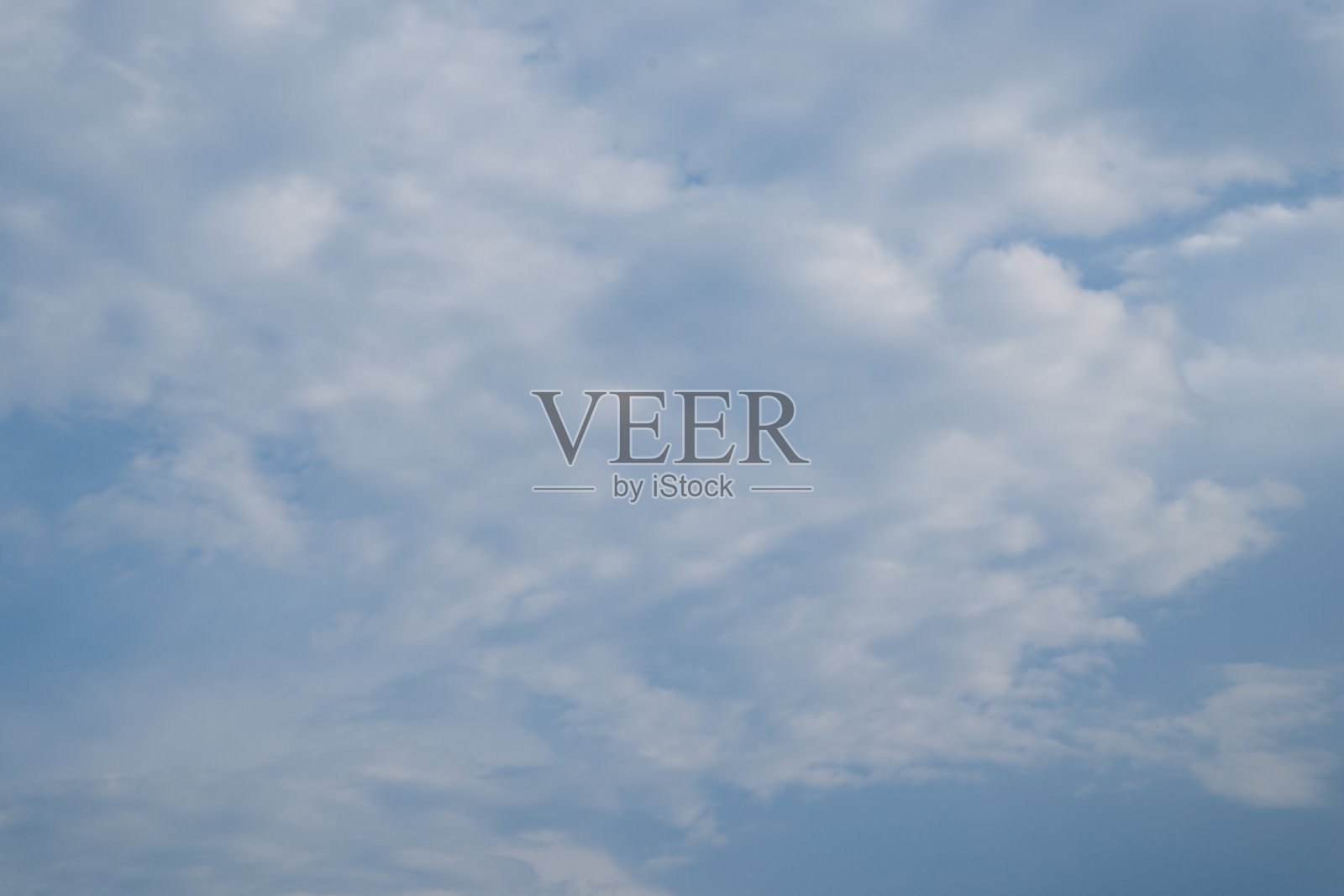 夏季蓝天云彩渐变光线白色背景。阳光明媚的冬季空气中,清澈的云彩美丽而宁静。阴郁而生动的青色风景在春风中,展现出日间地平线的天际线景观。照片摄影图片