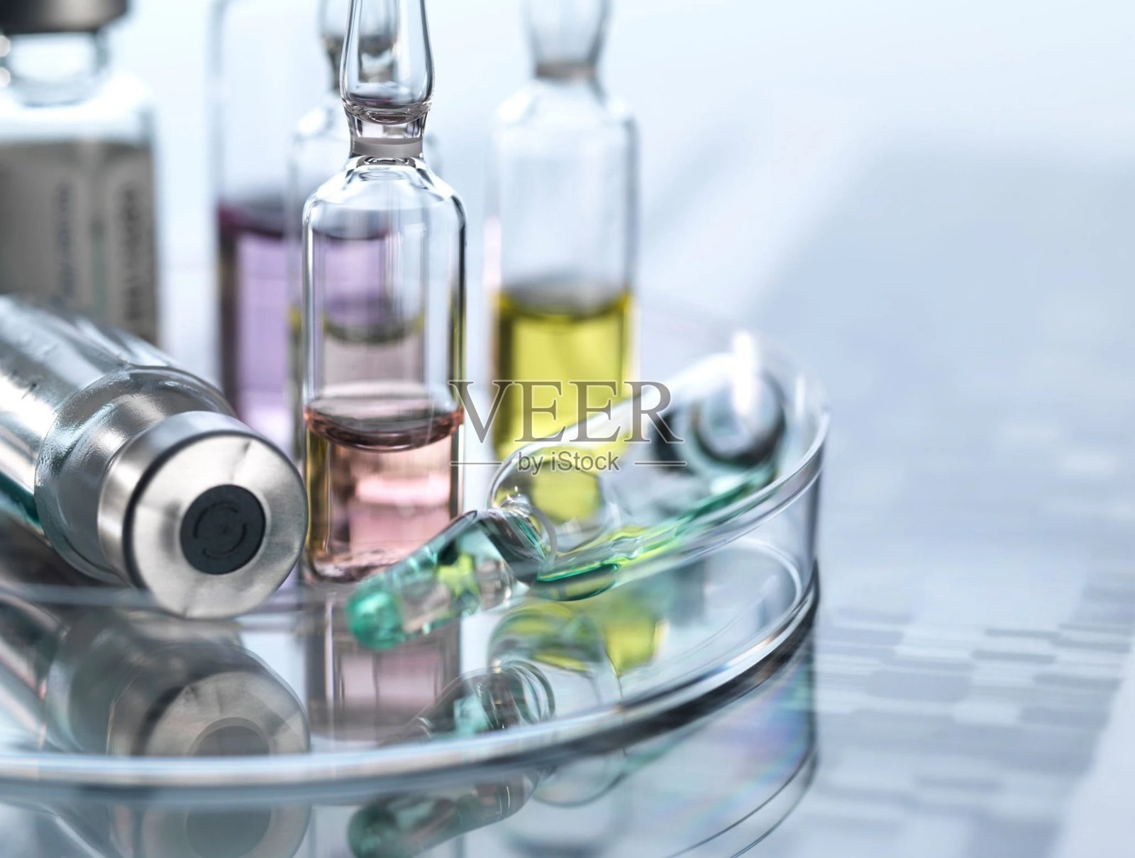 在培养皿上排列着装有液体的玻璃小瓶,背景是基因序列图案。照片摄影图片