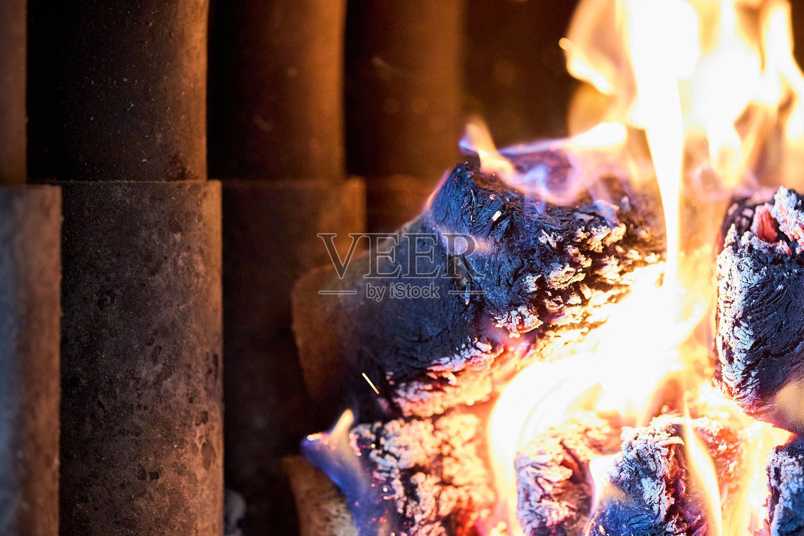 由桦木和橡木制成的RUF型燃料压块,作为环保替代燃料,在家用烤箱中燃烧。用于壁炉的燃料压块在钢炉中燃烧。照片摄影图片