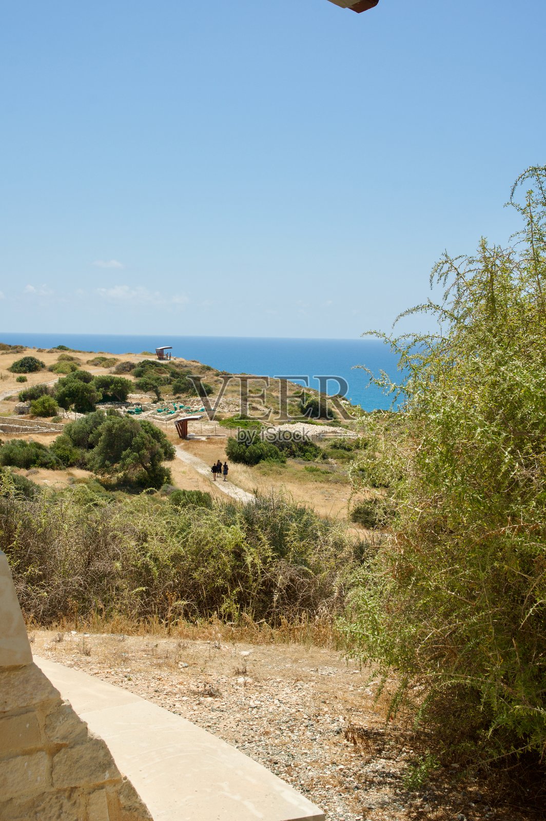 风景如画的海岸景观,带有小径和地中海海平线照片摄影图片