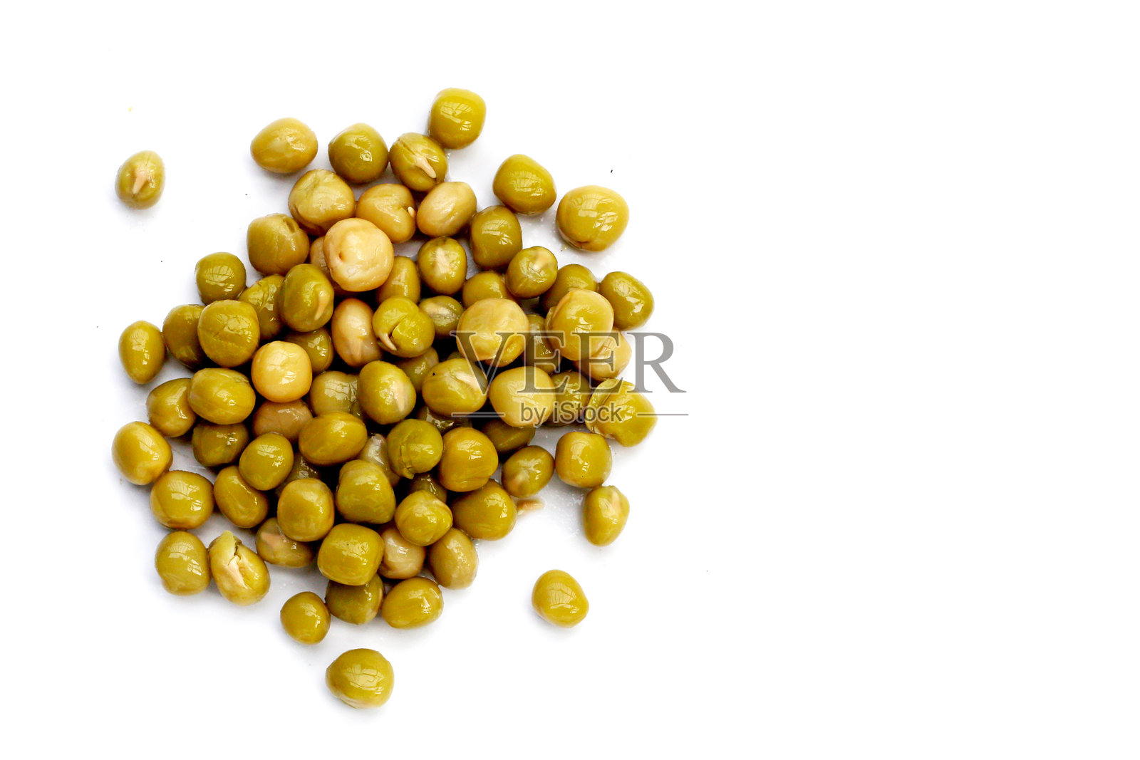 白色背景上的罐装青豌豆。照片摄影图片