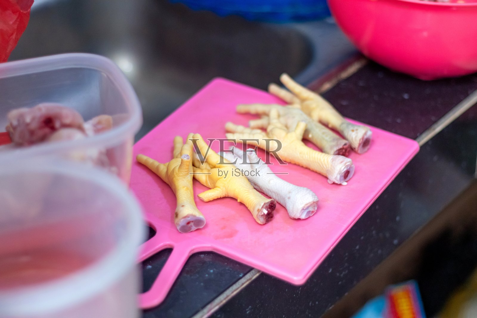 生鸡爪放在切菜板上准备烹饪照片摄影图片