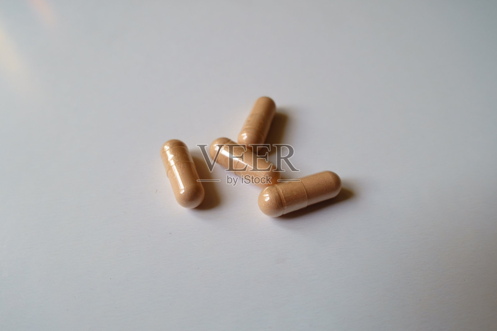 四颗粉色的棕榈酰乙醇胺膳食补充剂特写镜头照片摄影图片