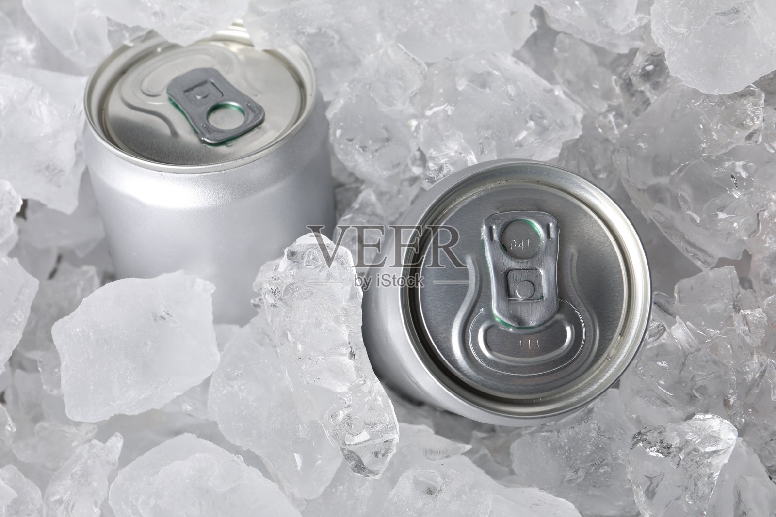 冰块中的清爽饮料罐,俯视图照片摄影图片