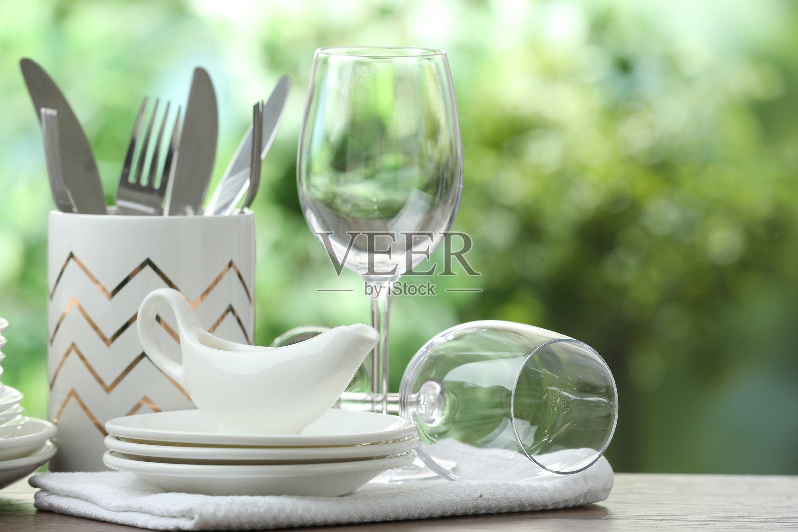 干净的餐具放在木桌上,背景模糊。留有文字空间。照片摄影图片