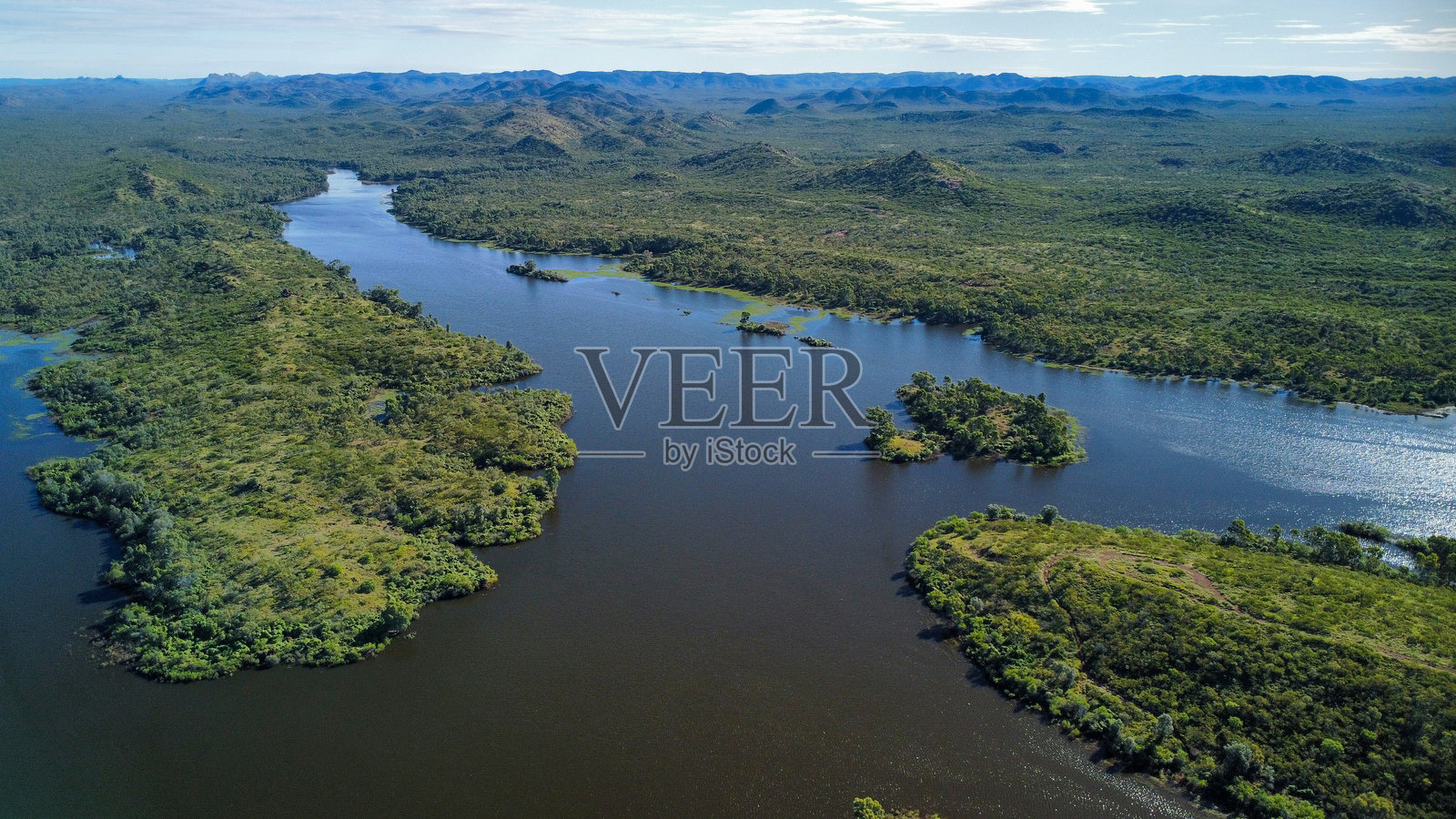 从高处俯瞰澳大利亚偏远的灌木丛和湖泊及其植被照片摄影图片