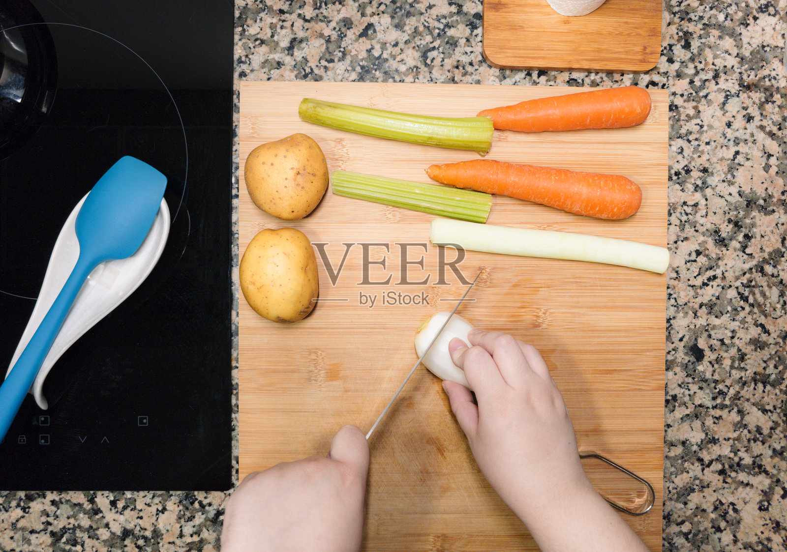 从上方俯视厨师的手在准备和切割蔬菜。照片摄影图片