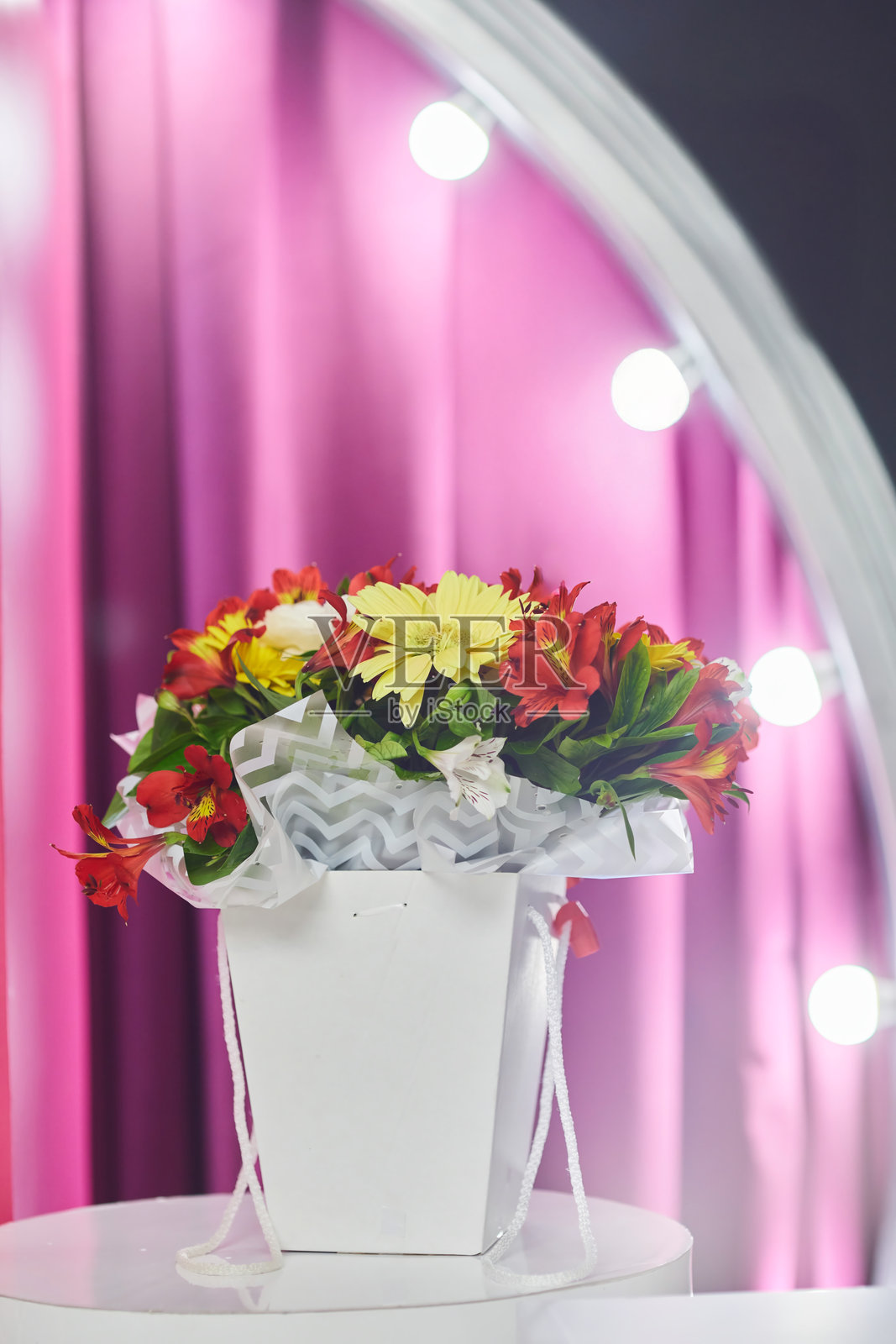 节日花束放在基座上。照片摄影图片