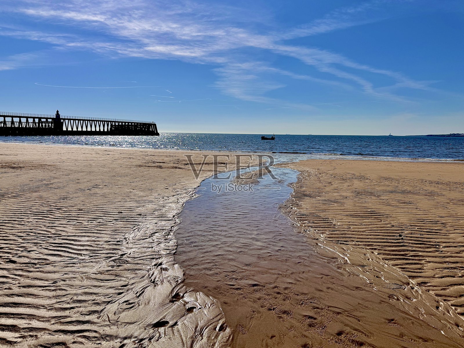 诺森伯兰郡的布莱斯海滩和灯塔在阳光明媚的日子里照片摄影图片