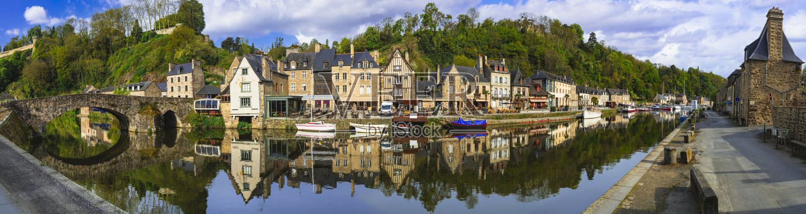 法国旅行,布列塔尼最美丽的村庄和浪漫小镇。风景如画的迪南传统港口,拥有半木结构房屋和运河上的餐厅。照片摄影图片