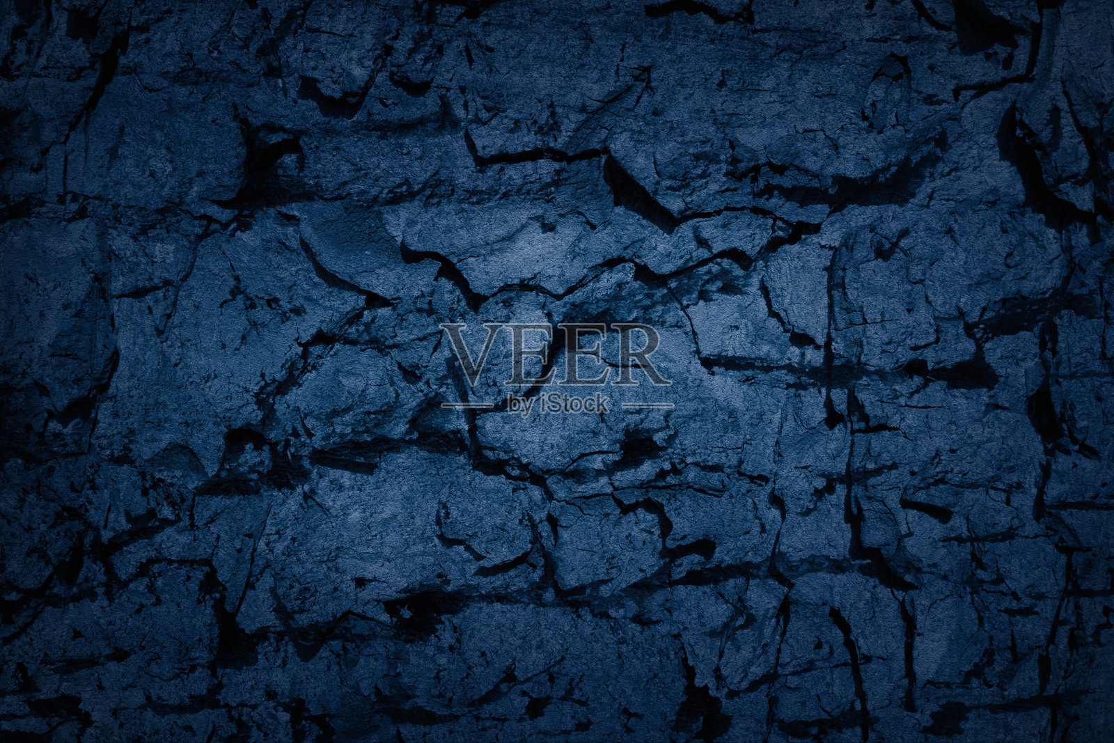 蓝色树皮的纹理,树干,煤,石头背景。粗糙裂纹的黑暗壁纸。空白的磨损墙面概念,地面背景。抽象表面模型。俯视图,特写,留白空间。照片摄影图片