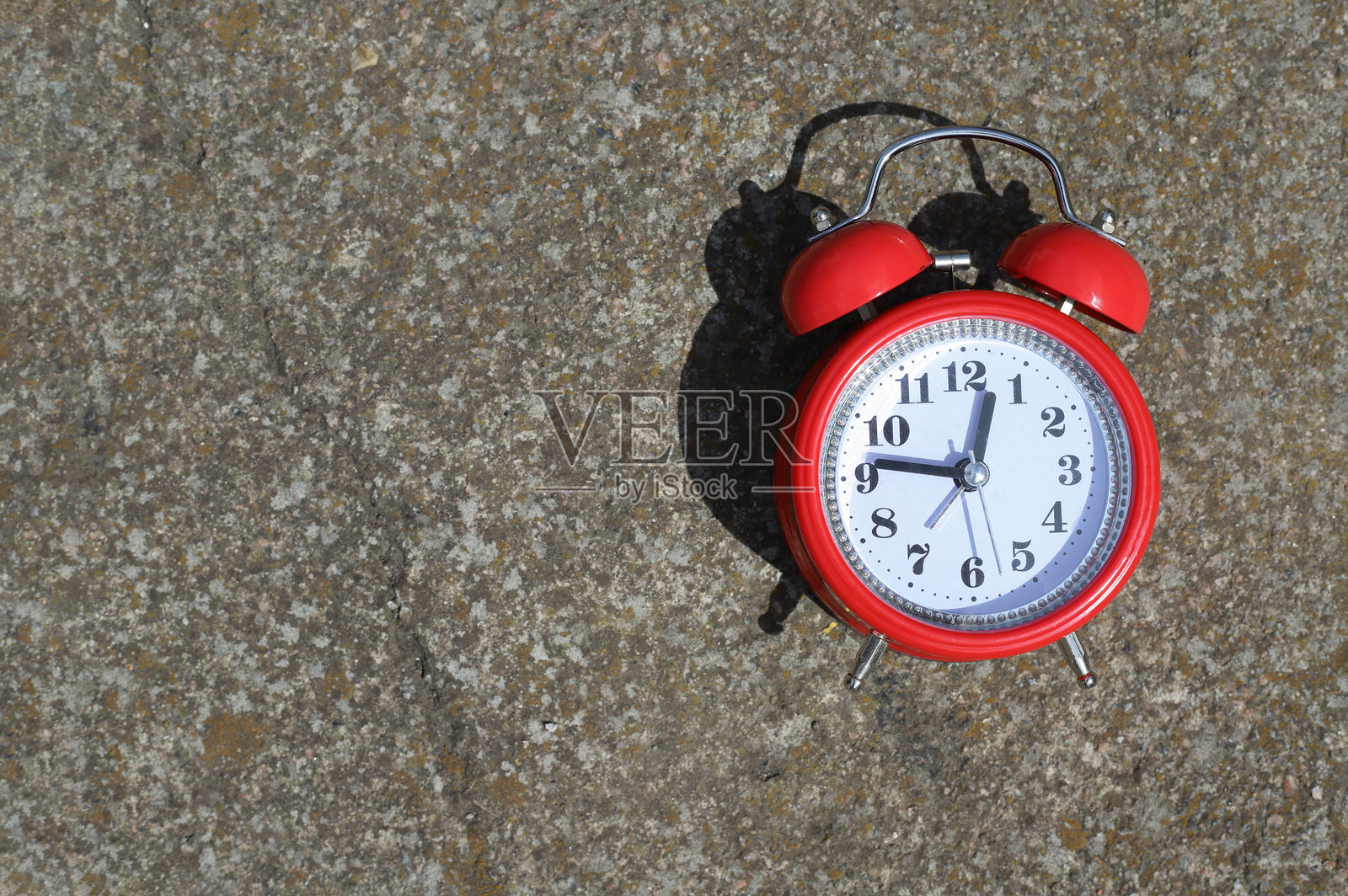 红色圆形复古闹钟照片摄影图片