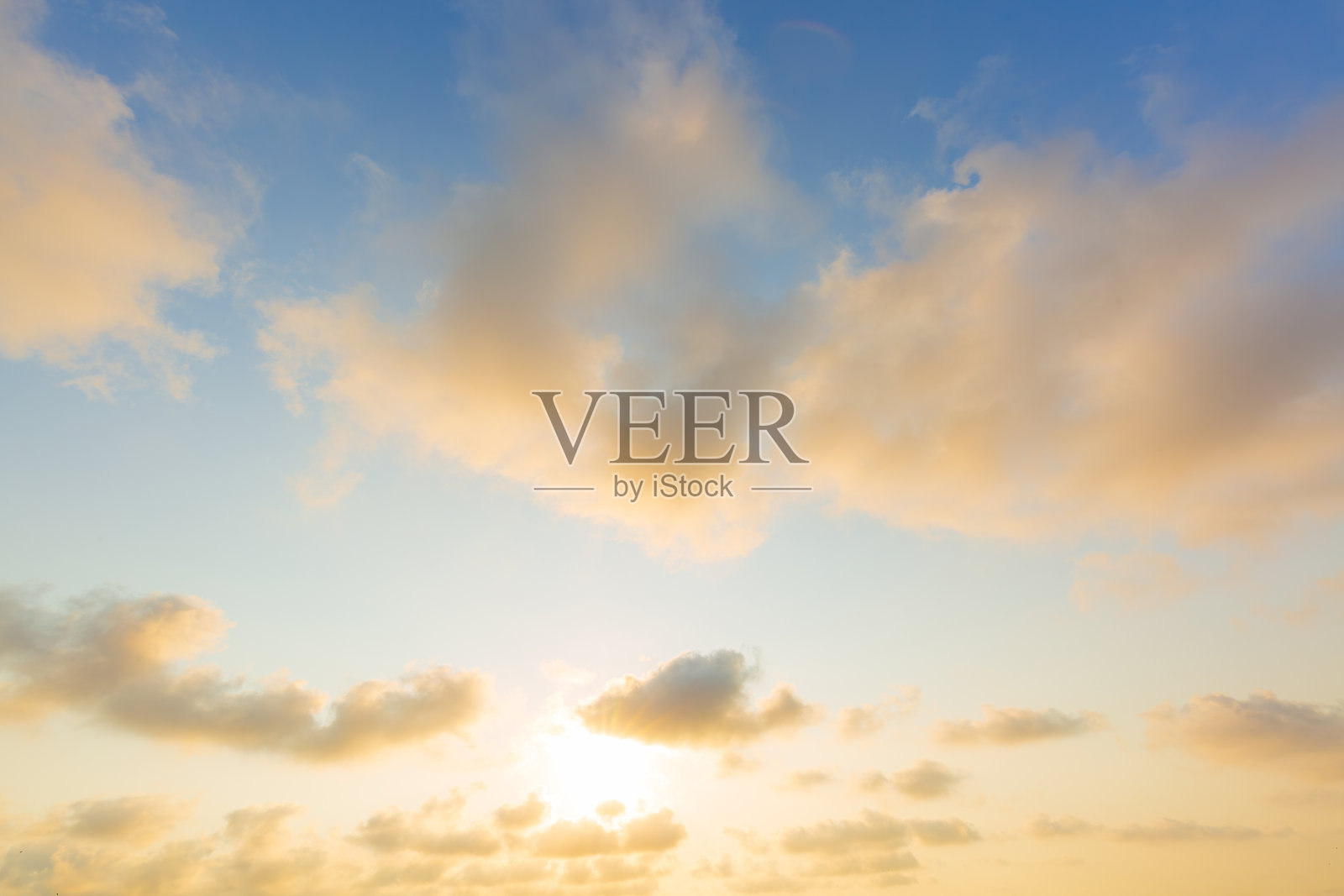 金色的天空和云彩,华丽的柔和渐变橙金色云朵和阳光映衬在蓝天上,非常适合用作背景,拍摄于傍晚,黄昏,大尺寸,高分辨率的风景照片照片摄影图片