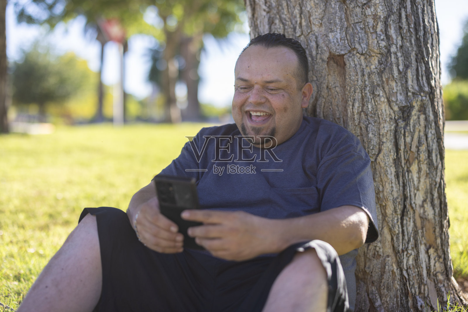 坐着发短信照片摄影图片