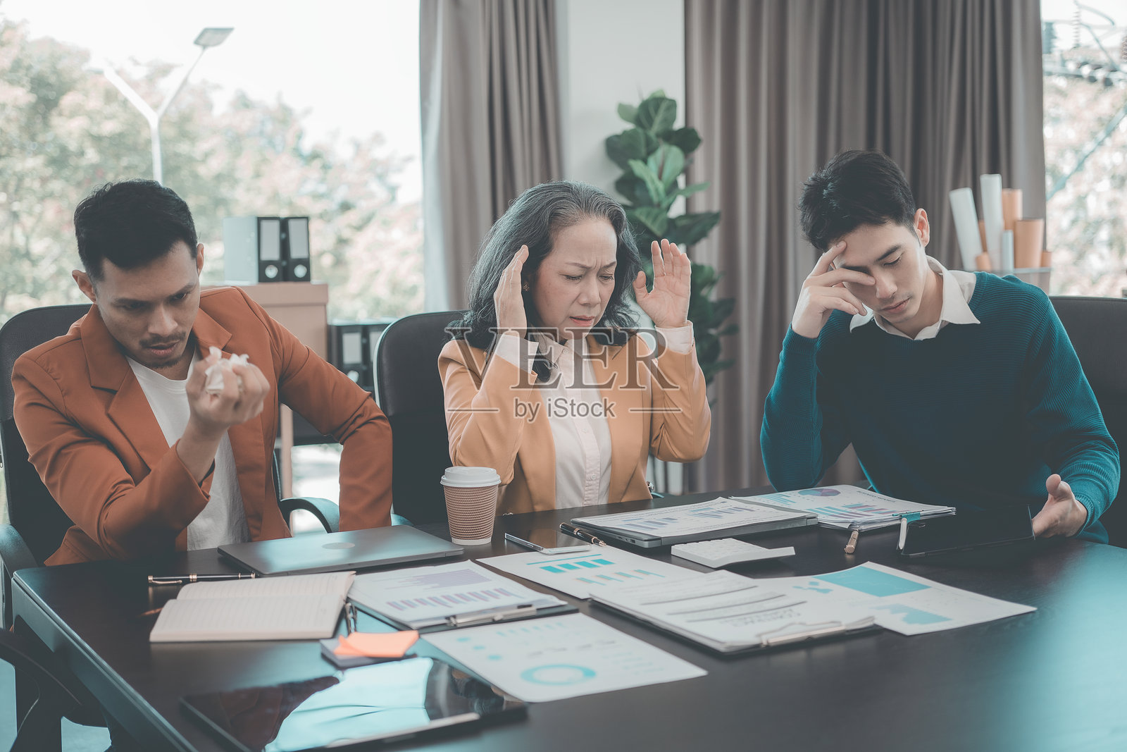 商业团队正在努力工作,面临与商业财务和市场营销相关的文件和项目问题的压力。商业团队正在开会讨论项目计划。财务经理的工作。照片摄影图片