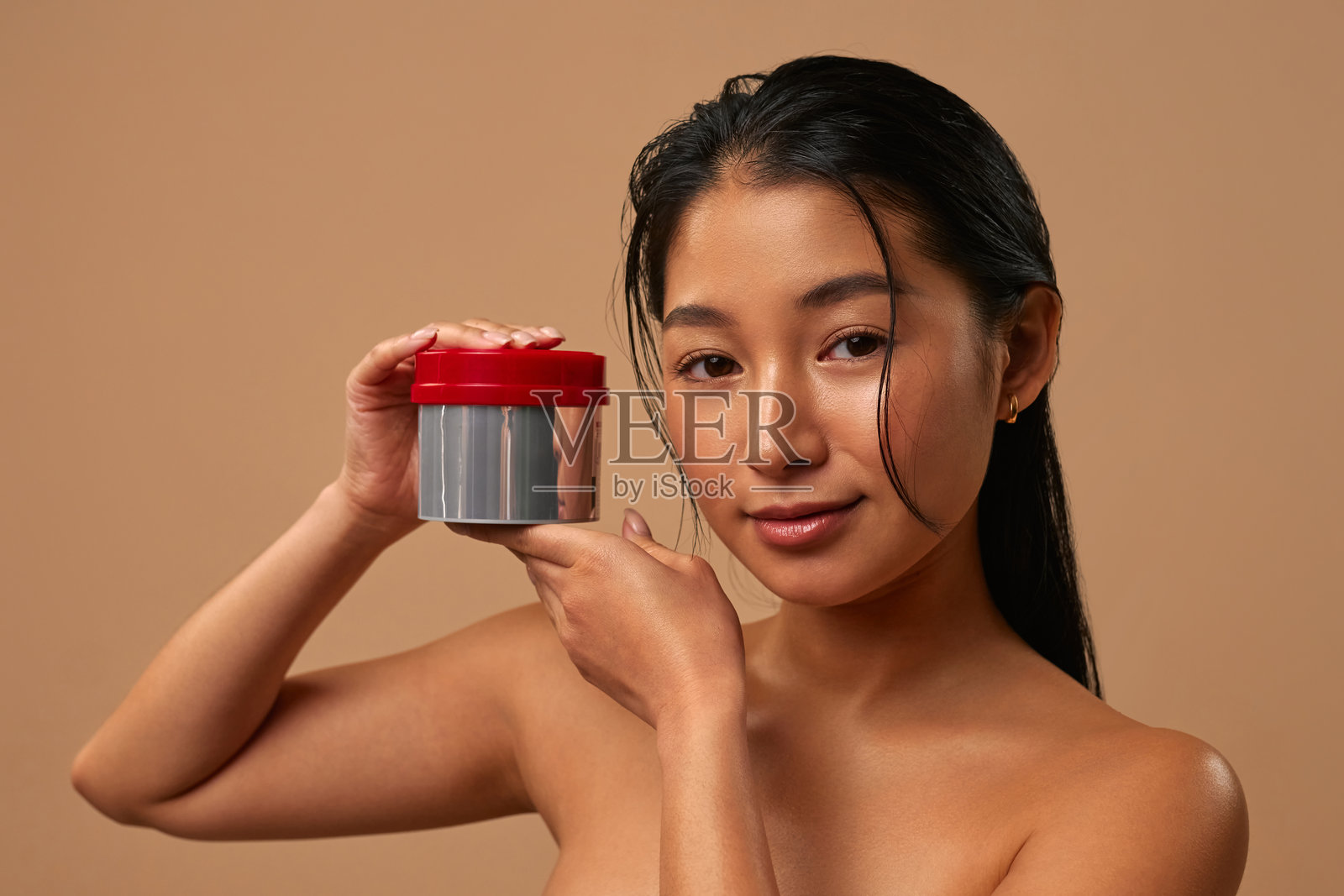 让你的头发享受滋养发膜,旨在促进光彩夺目、美丽的秀发。照片摄影图片