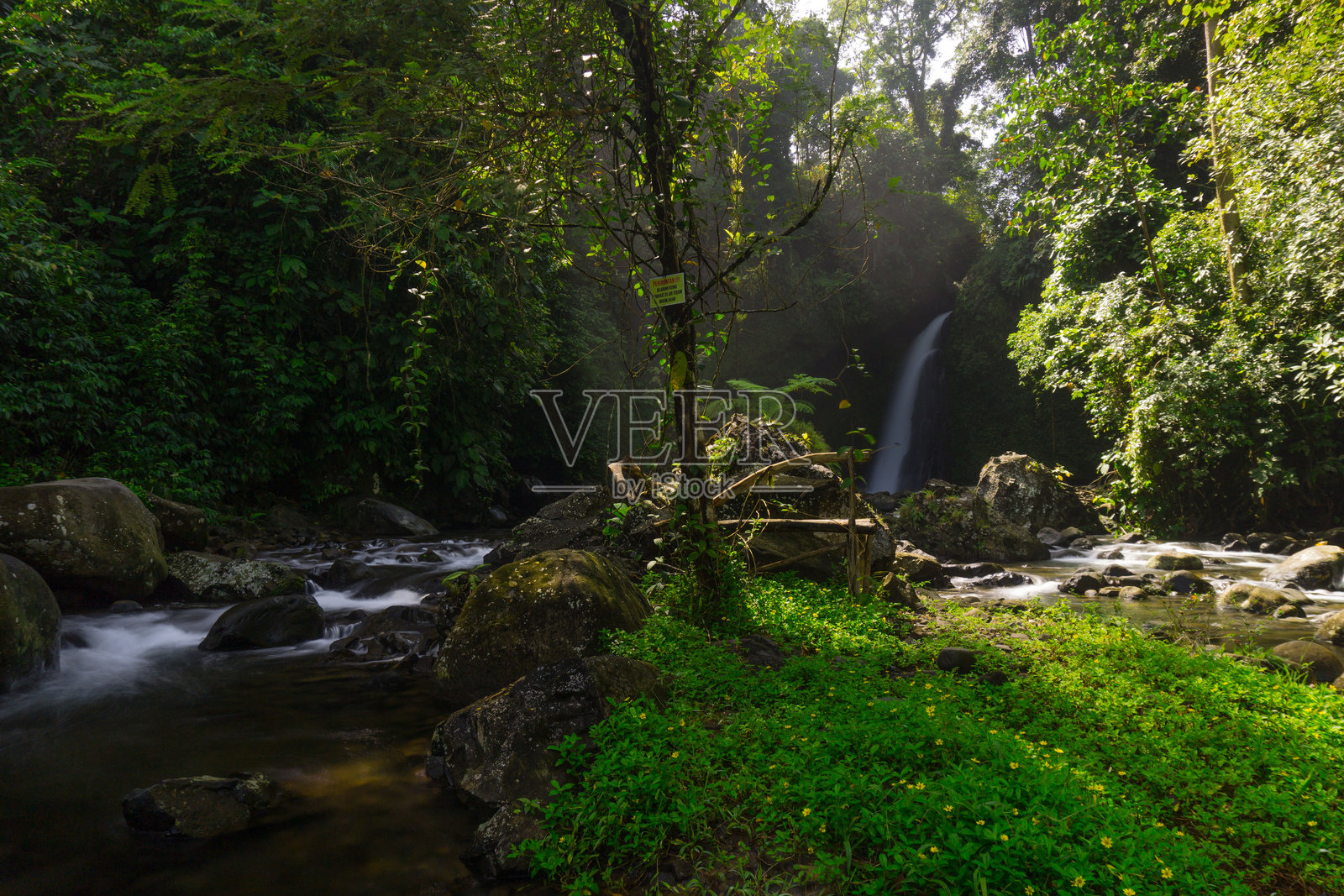 印度尼西亚热带绿色森林的自然美,山脉与瀑布相映成趣照片摄影图片