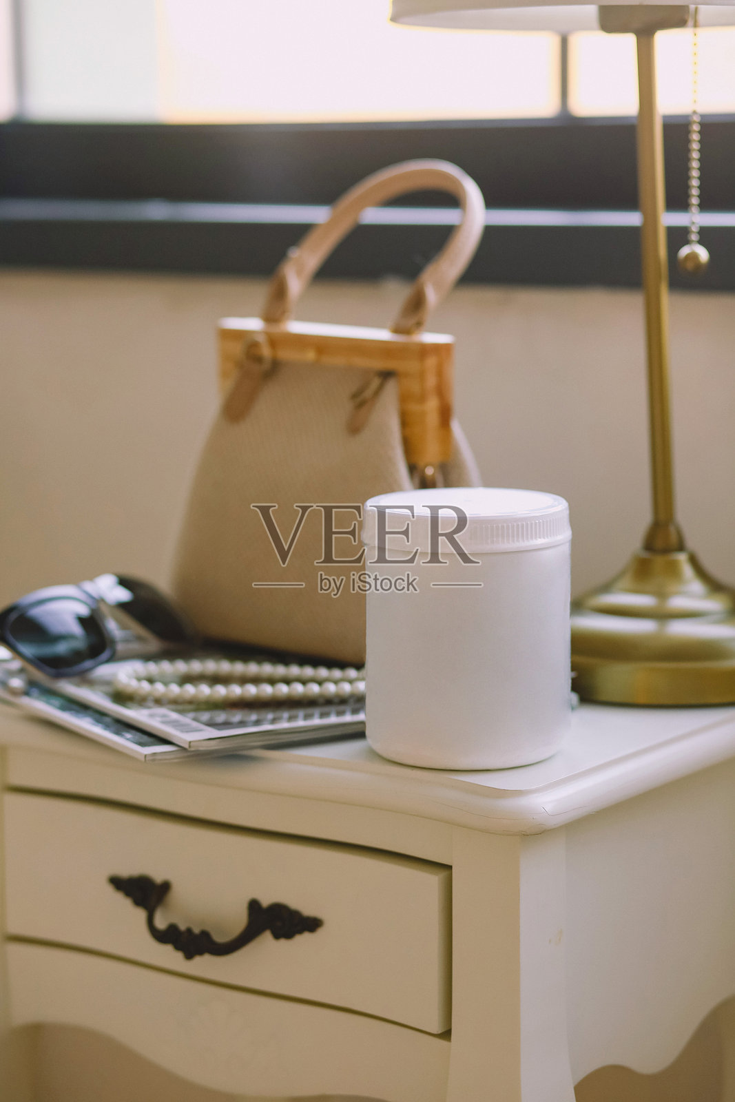 空白标签的处方药瓶,留有文本空白,放置在梳妆台上照片摄影图片